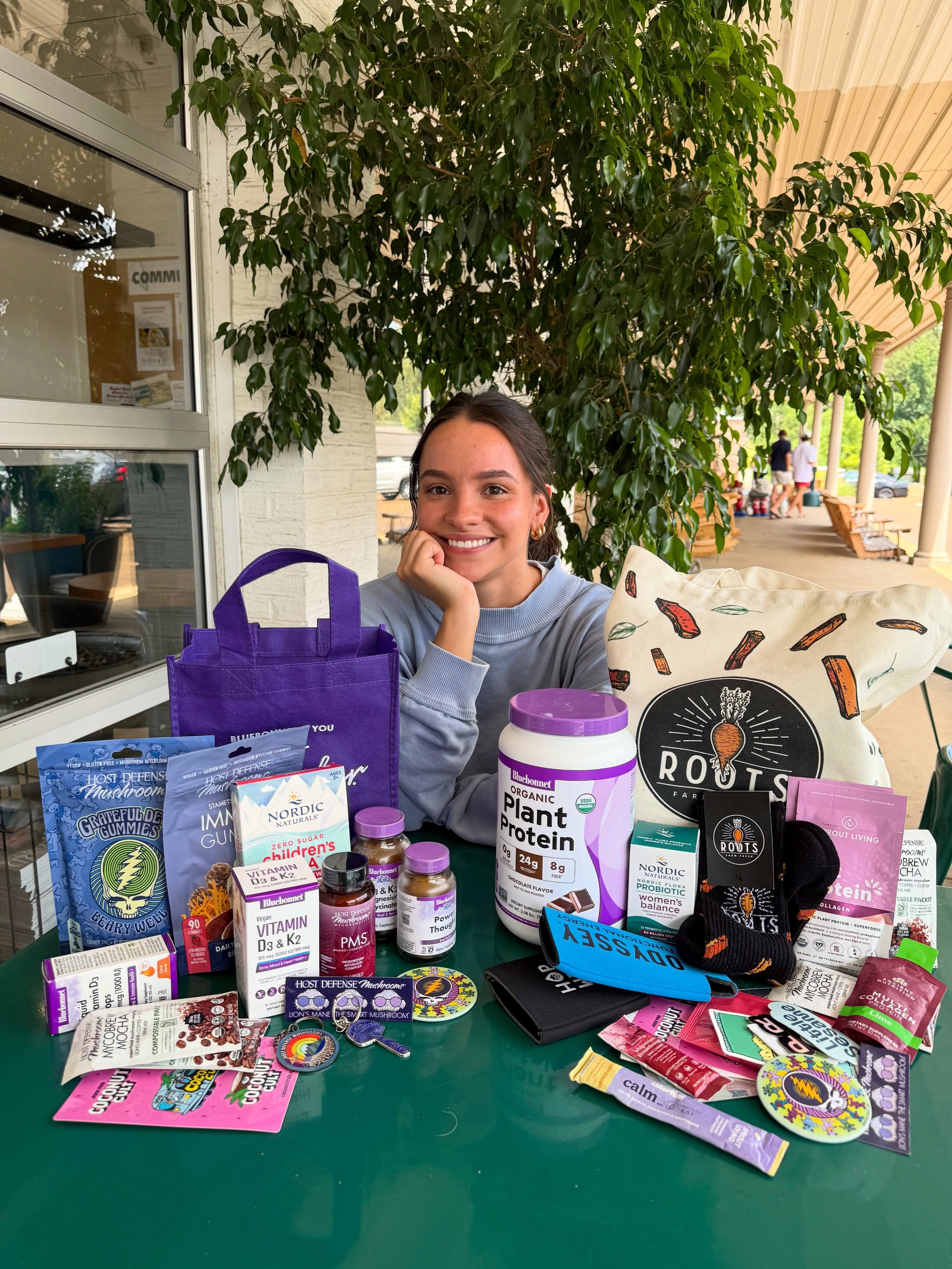 🥬 GIVEAWAY 🥬

We have FIVE gift bags to give away for Back to School! Two big bags are chock full of vitamins and supplements, stickers and more from our friends at @strongroots, @hostdefense, @nordicnaturals &amp; more.

We also have three of the 
