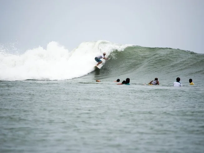 la facha mompiche waves