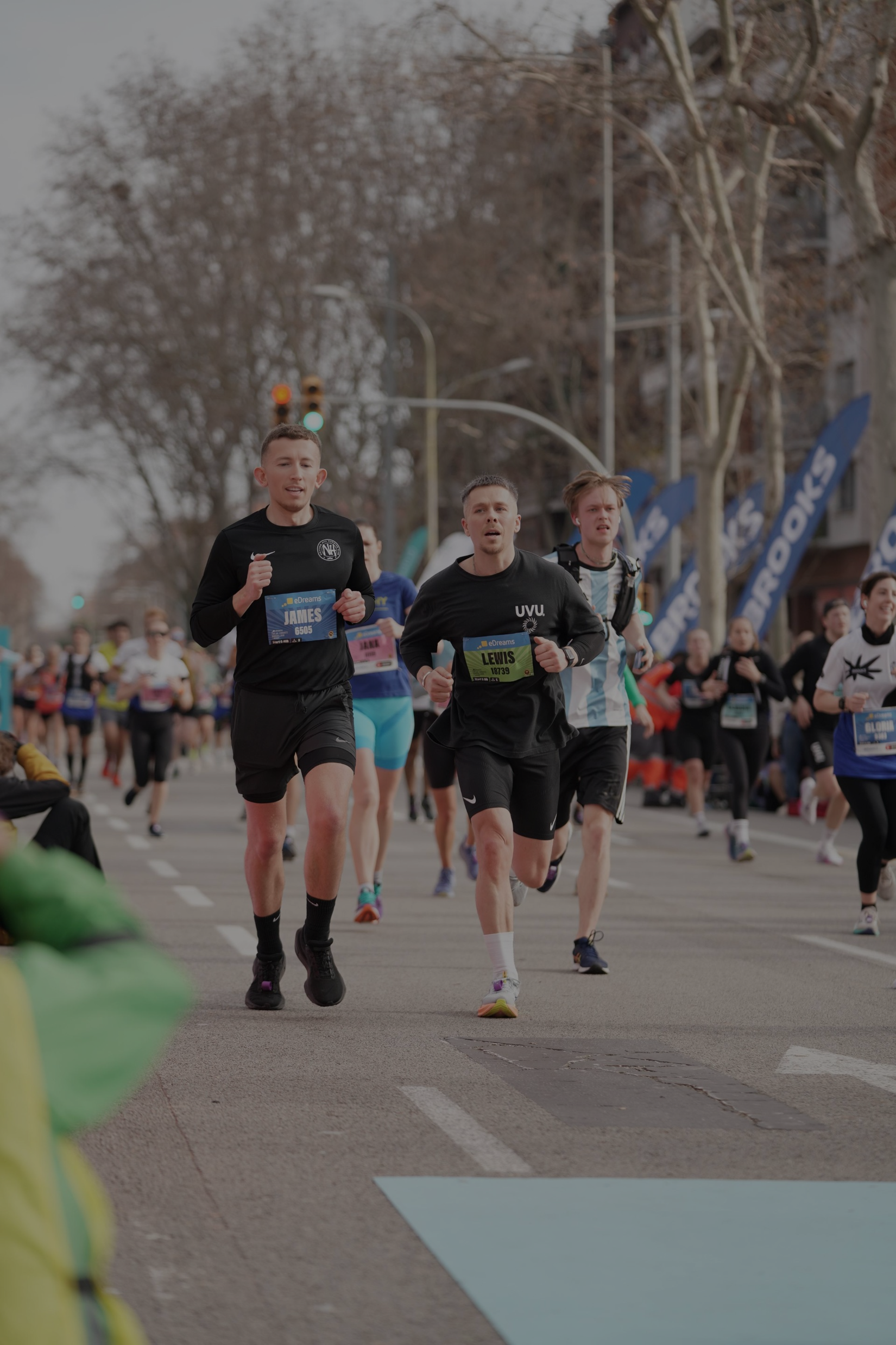 Two Notting Hill Running Club members running the Barcelona Half Marathon.