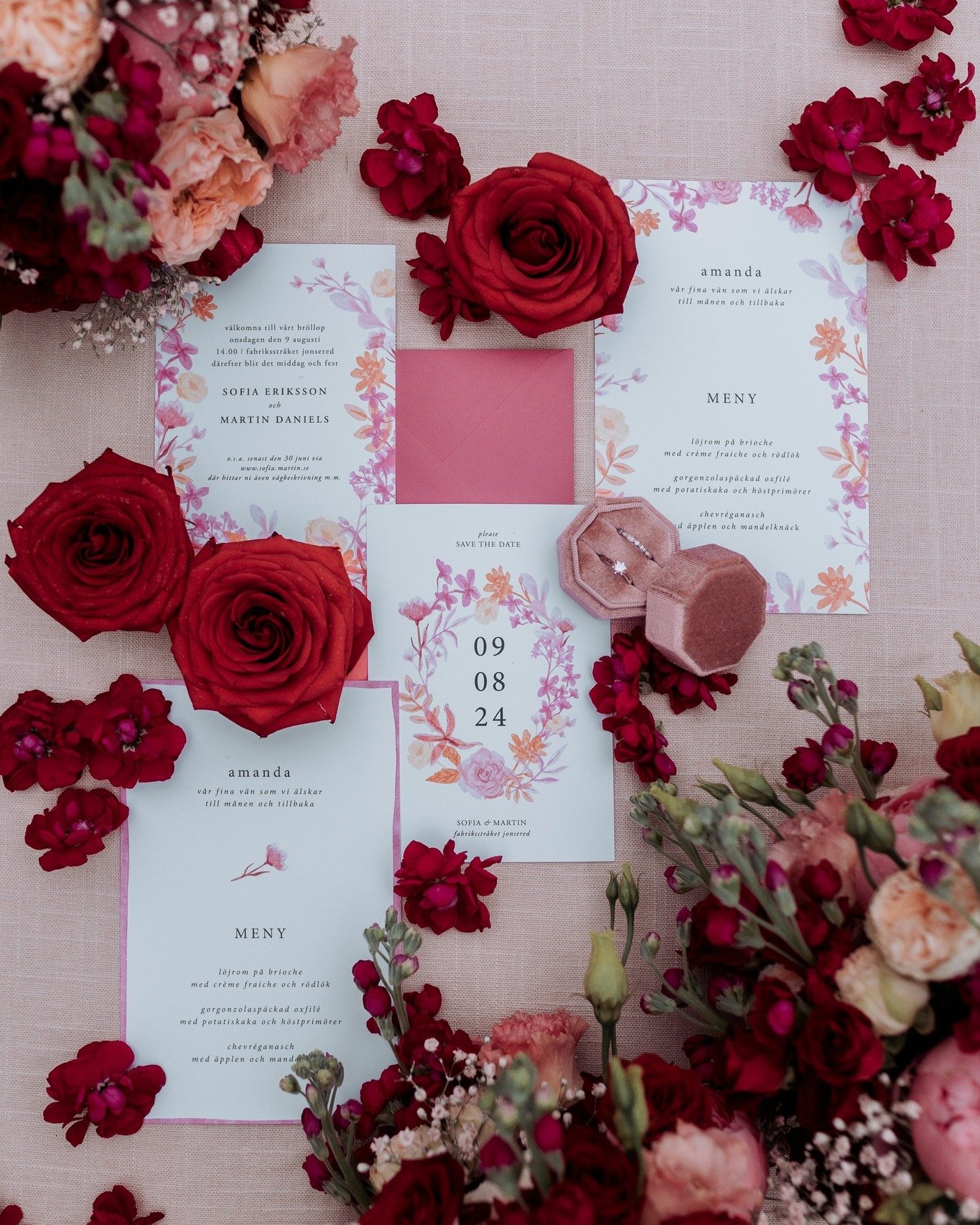 Detaljer, s&aring; vackert att man f&aring;r lite ont i hj&auml;rtat. ❤️

Fr&aring;n otrolig fotografering tillsammans med:
@munkerods 
@fabriksstraketjonsered 
@frokenblomma.se 
@annagorandesign 
@vanbruun 
@enlitenask