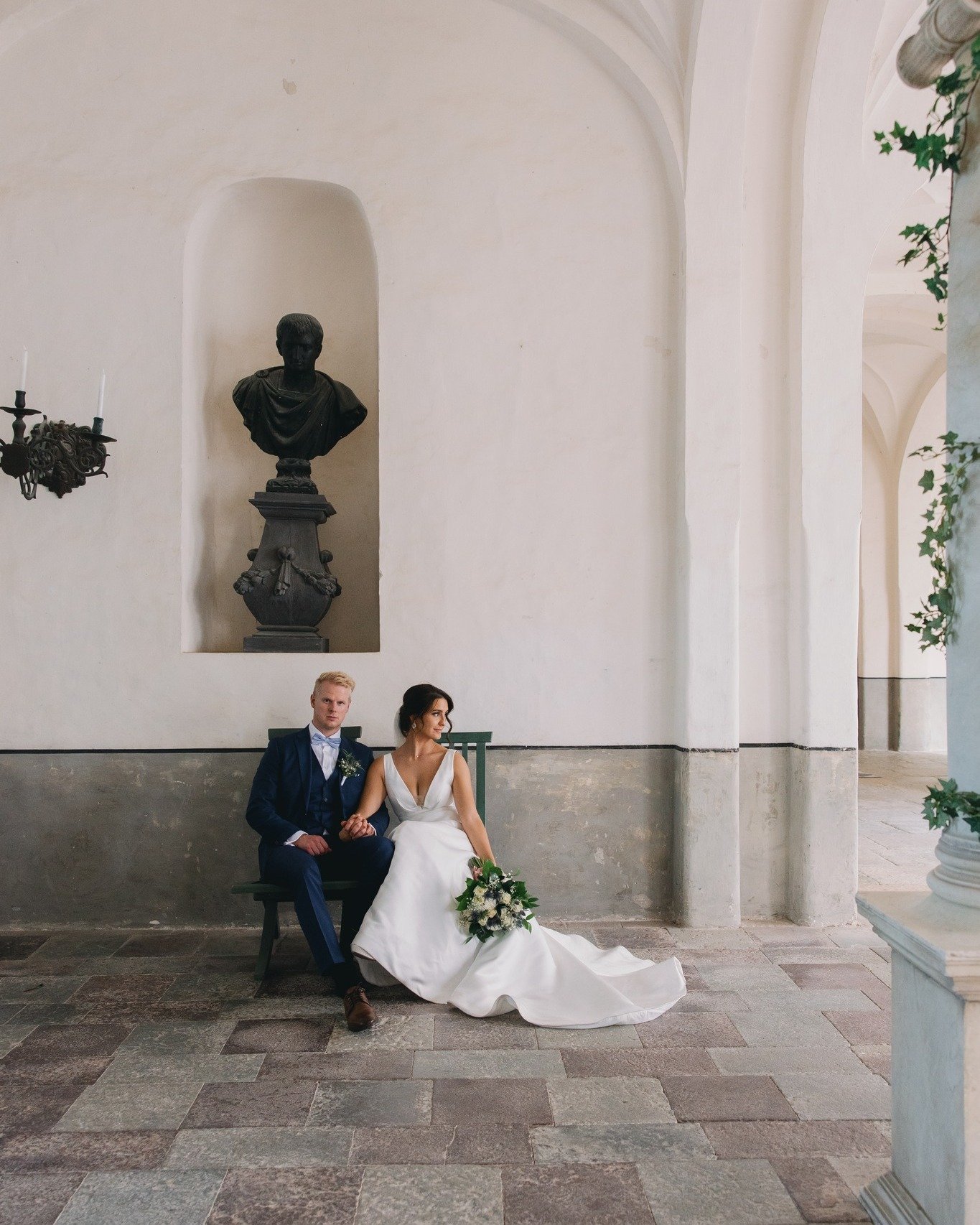 Ibland f&aring;r man fota portr&auml;tt i slott och d&aring; finns det ingen lyckligare &auml;n denna br&ouml;llopsfotograf. 👑

#br&ouml;llop