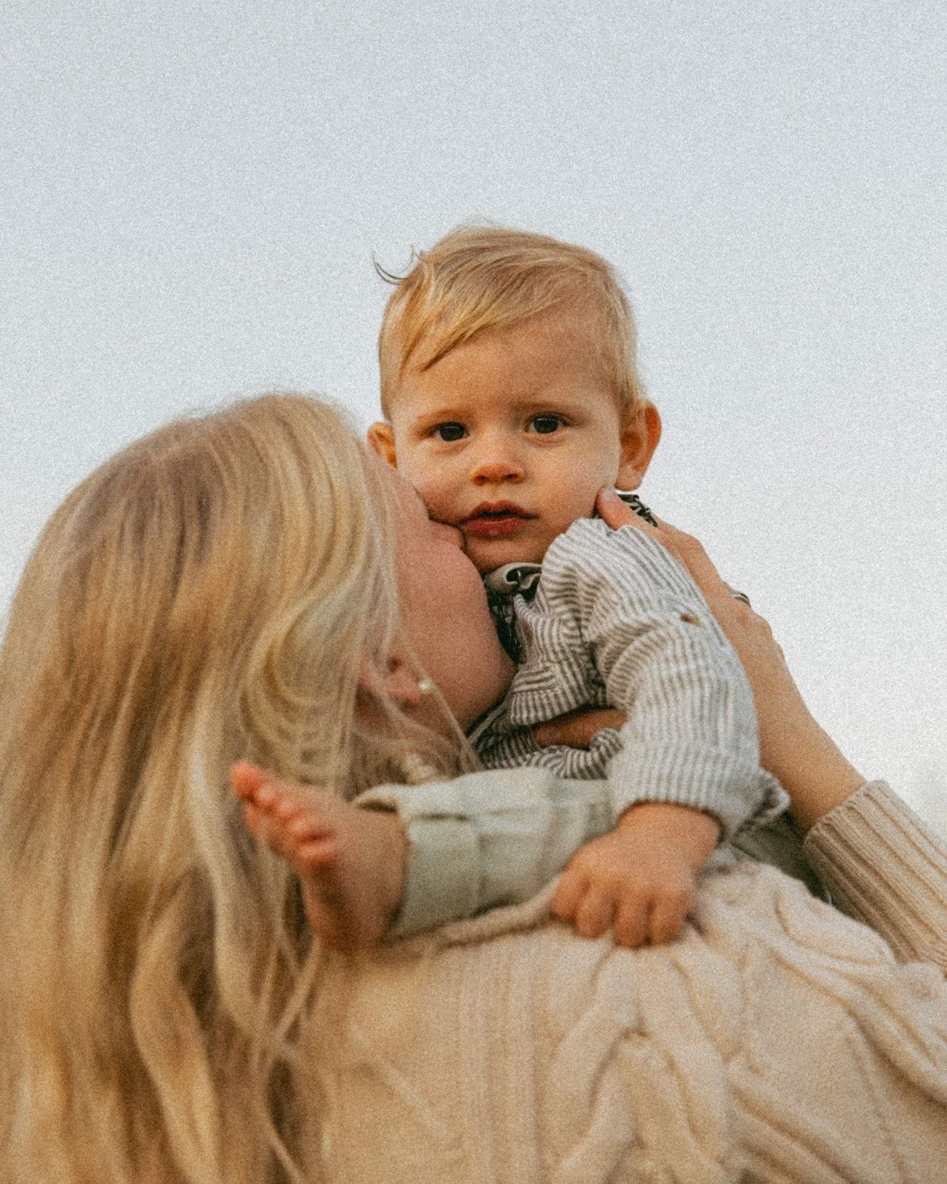 ATT B&Auml;RA I B&Auml;RSELE 🫶

F&ouml;rsta tre m&aring;naderna efter f&ouml;rlossningen brukar kallas &ldquo;fj&auml;rde trimestern&rdquo;, p&aring; grund av att barnet vill vara lika n&auml;ra som n&auml;r det l&aring;g i magen. Att b&auml;ra i ar