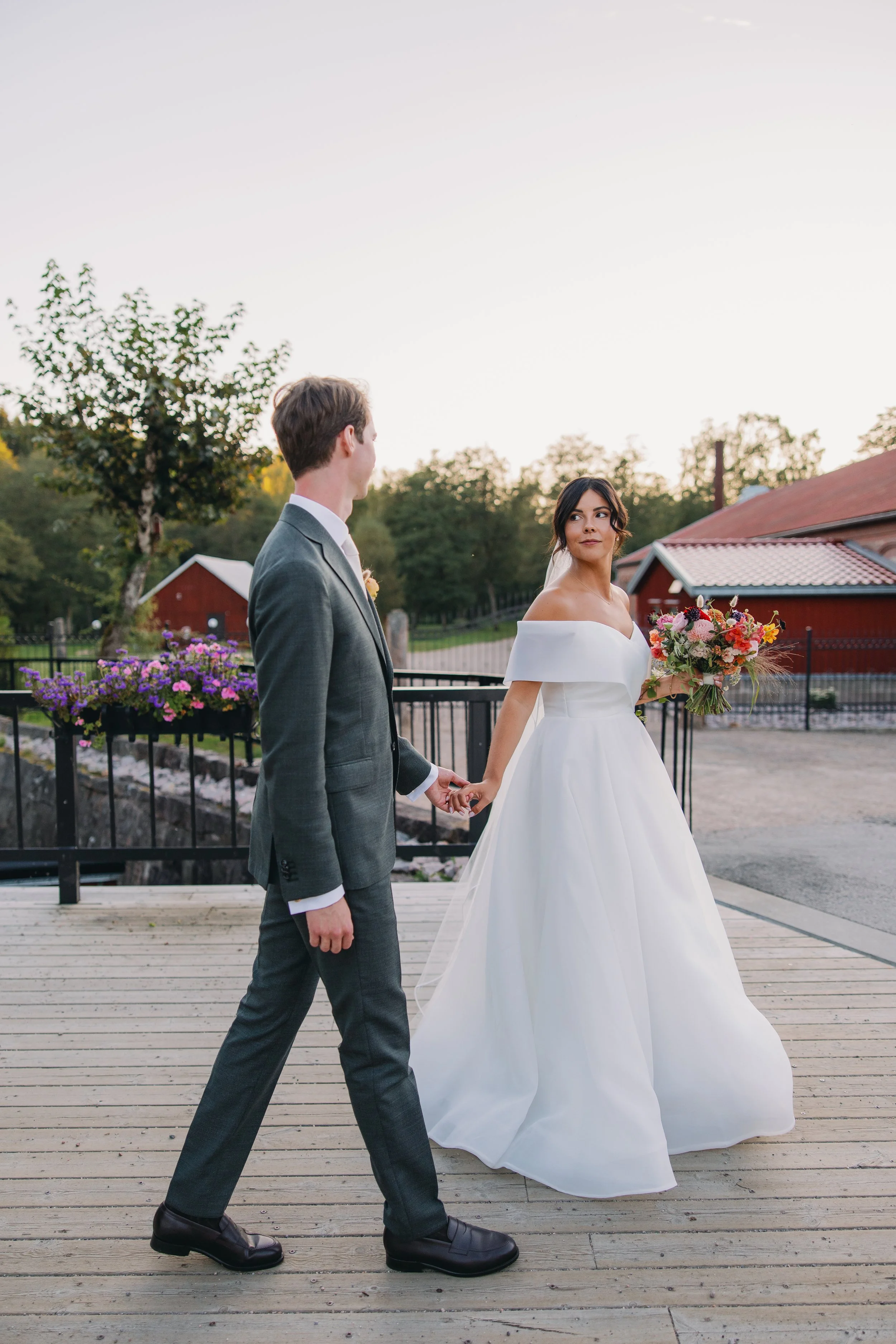 Elsa&Victor_bröllop_VillaStrömsfors_bröllopsfotograf_RebeccaErkenstam-goldenhour-83.jpg