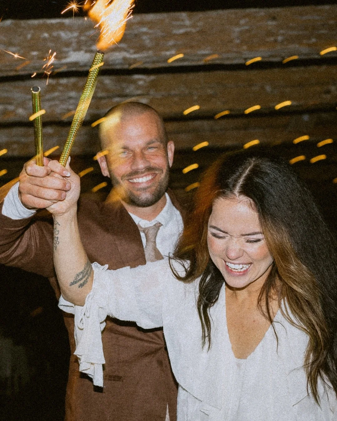 Hur m&aring;nga chanser f&aring;r man att drop it low med sin farmor egentligen? 👵🏻 Jag skulle s&auml;ga att ens br&ouml;llop &auml;r en av f&aring; tillf&auml;llen i livet d&auml;r generationsgr&auml;nserna suddas och alla f&aring;r en chans att s