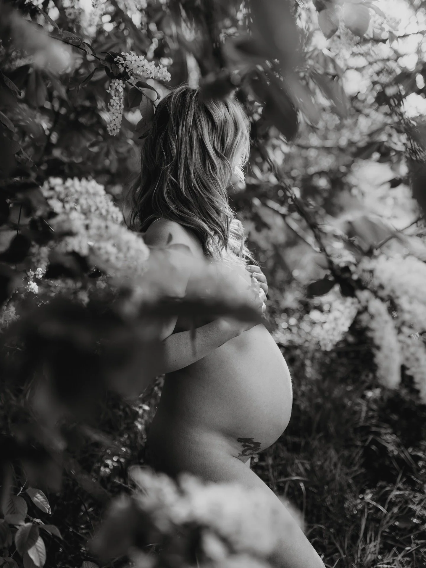 Nu &auml;r det gravidfotograferingarnas tid. 🌸 

Finns det n&aring;got mer underbart &auml;n fotografering bland de gr&ouml;nskande v&aring;rblommorna? Jag tvivlar. ❤️