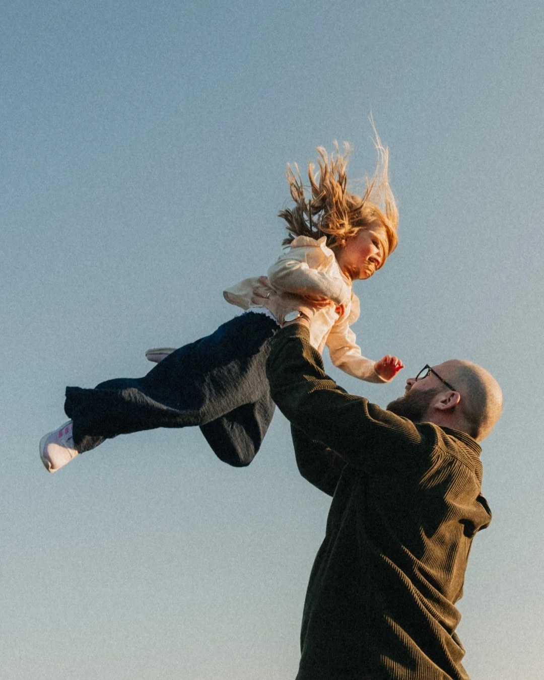 Familj + gravid = sant ❤️
Den absolut vanligaste fr&aring;gan jag f&aring;r om gravidfotograferingar, &auml;r om familjen f&aring;r vara med. Ibland &auml;r det storasyskon, ibland partner, ibland djur. Och svaret &auml;r s&aring;klart JA!
Vill du ha
