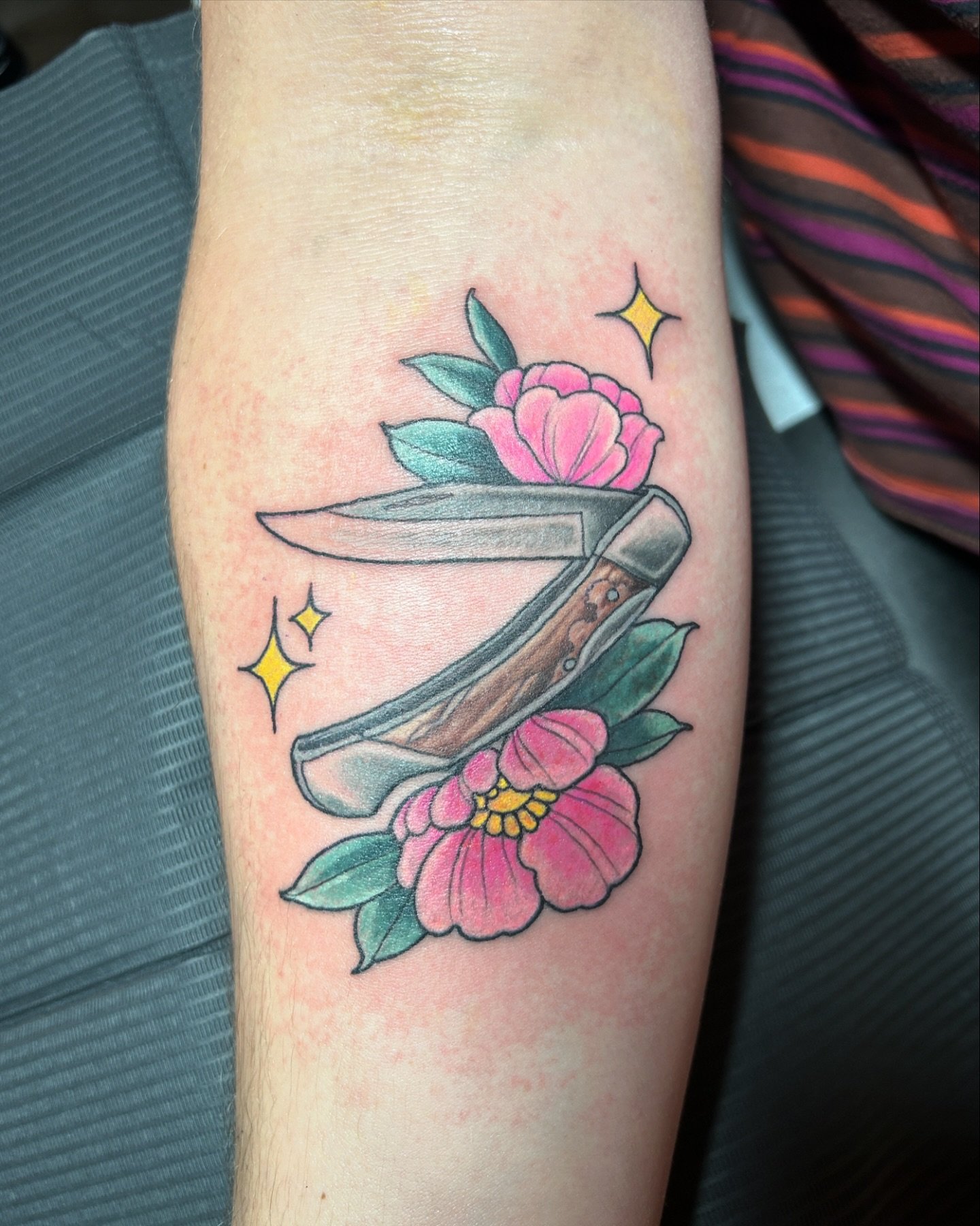 Knife from my available flash designs! Thanks so much. It was nice to do one of those pocket knives.
#winnipegtattoos #winnipegtattooartist