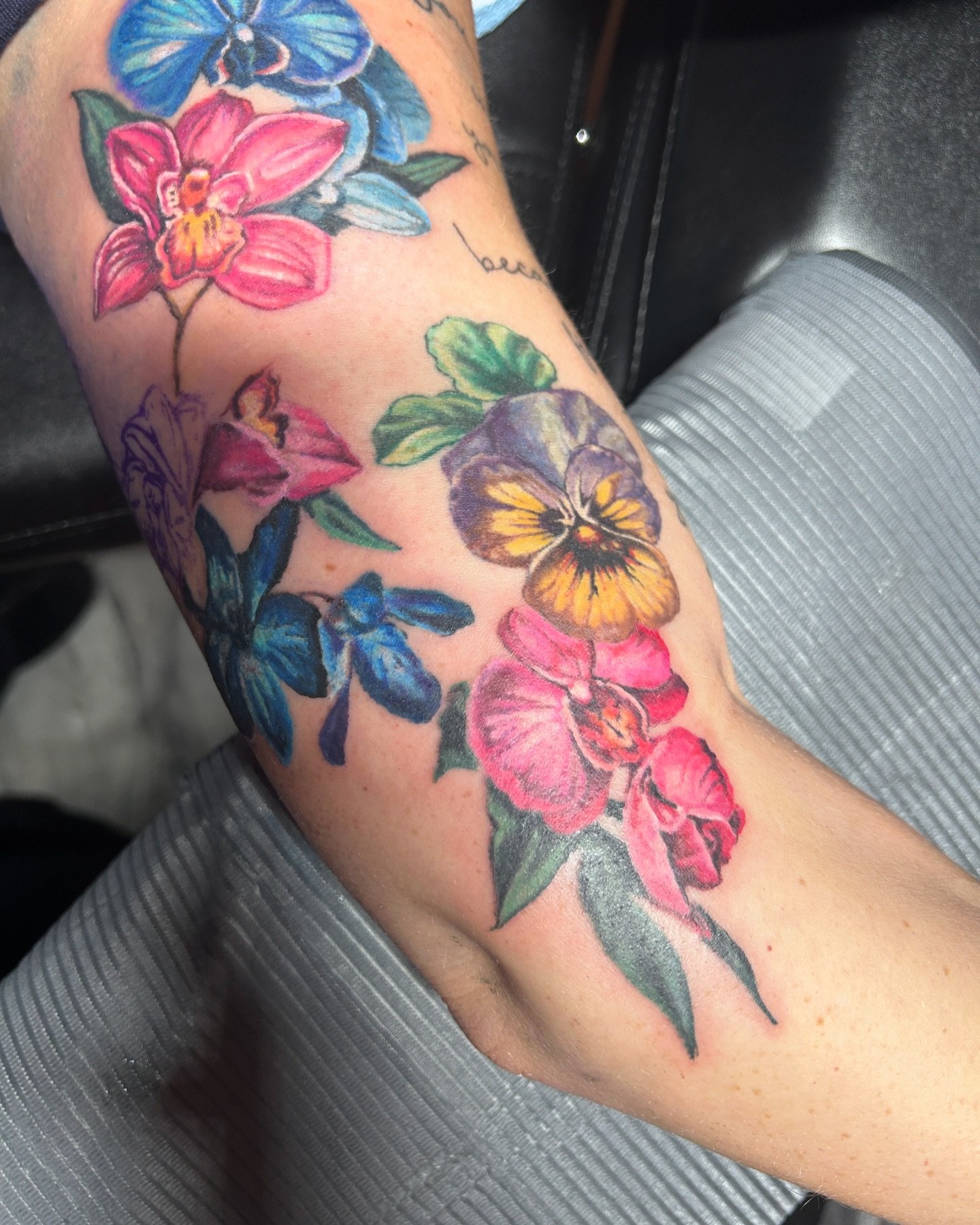 These dreamy tropical colors make me swoon. Added next to a pansy I did awhile ago. So nice to see pieces come back healed and looking so good. 
We will be adding more orchids onto the back of the arm soon. 

If you like big colorfuo florals hit me u