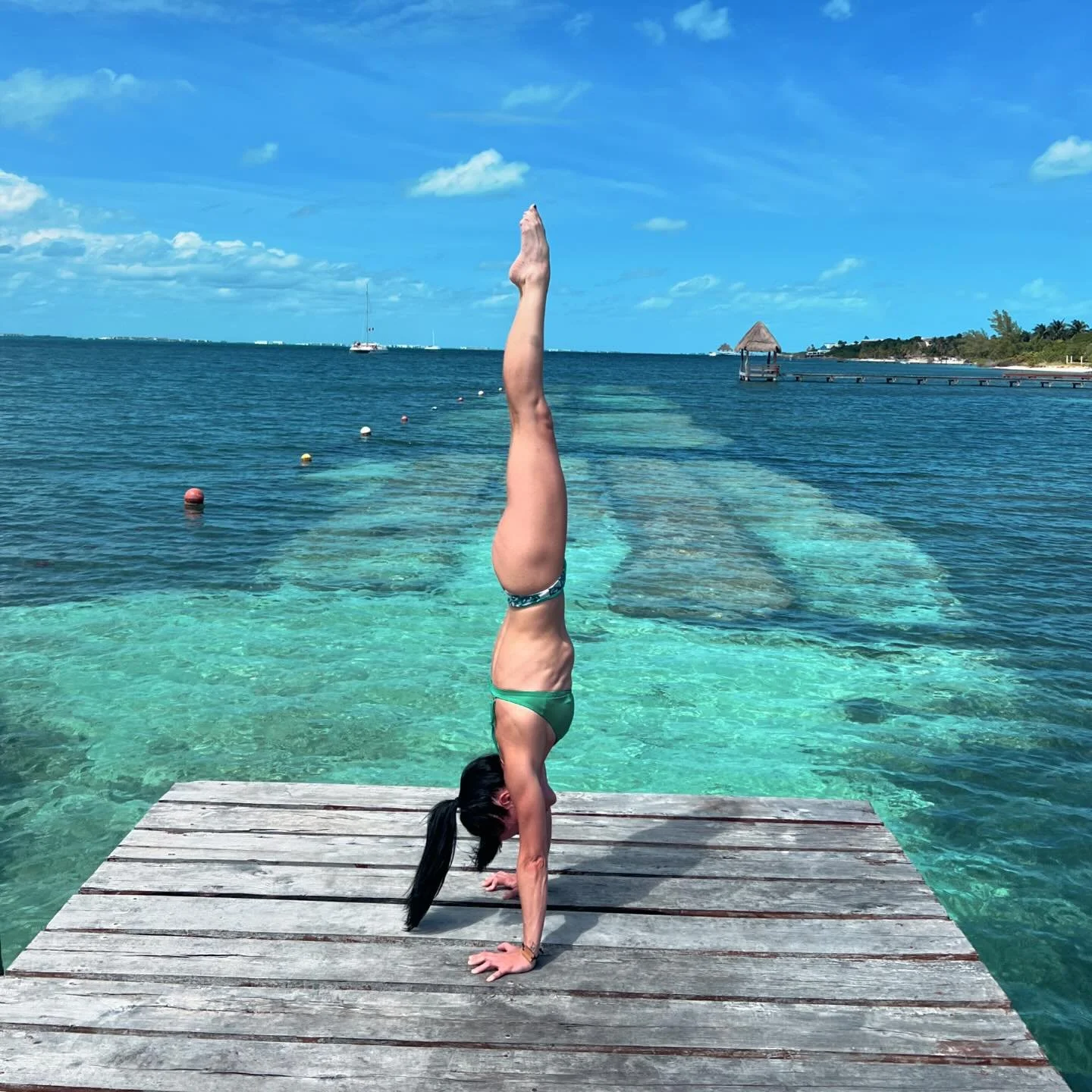 &lsquo;Aunque el mar est&eacute; en calma, no significa que no est&eacute; sucediendo algo en la profundidad.&rsquo;

📸 @charliestlegerphotography 

#mexicoquerido #islamujeresmexico #handbalance #handstandtherapy #hipreplacementnotjustforoldpeople 