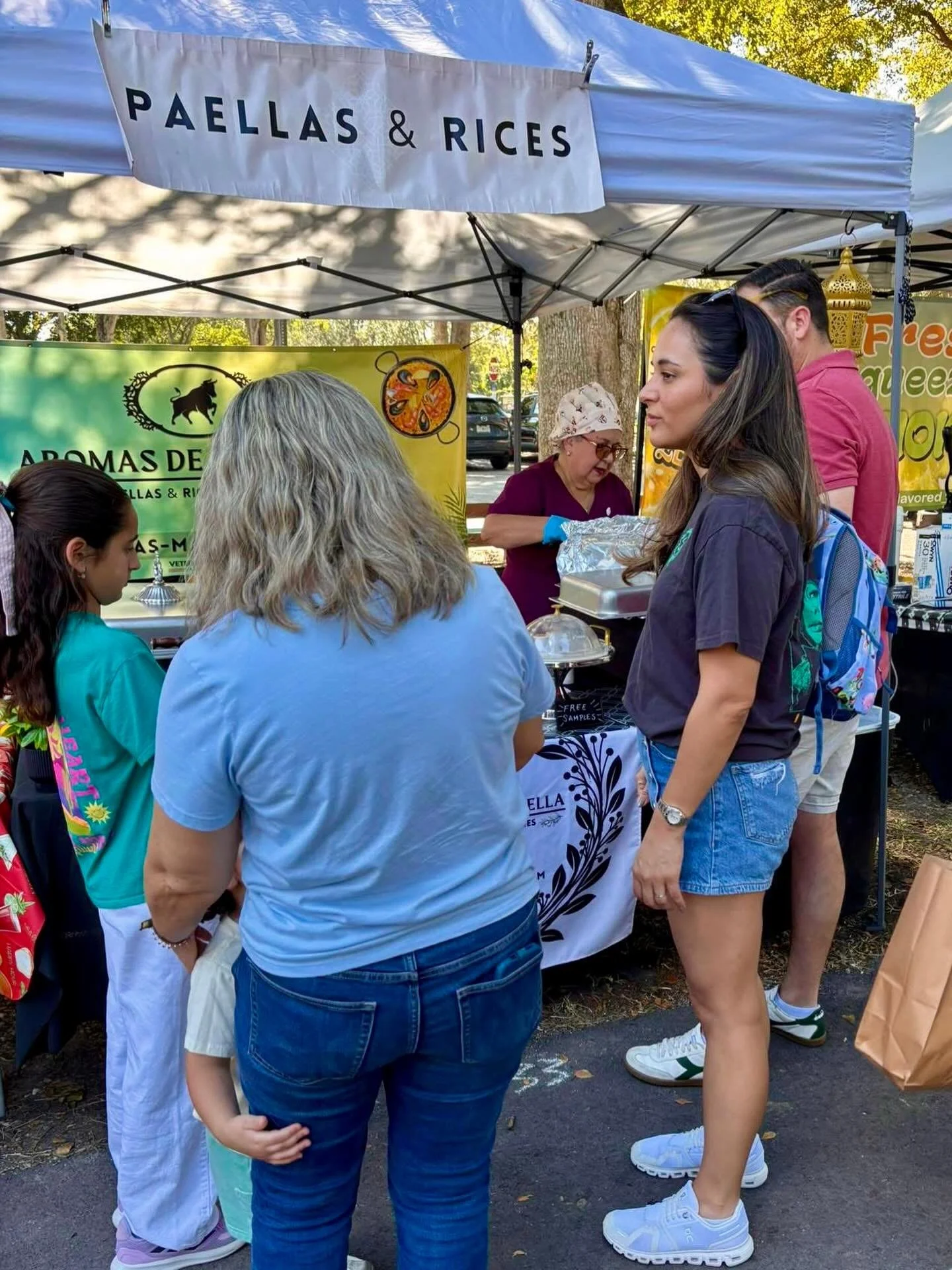 En nuestro puesto en el mercado de Palmetto Bay.  Con clientes satisfechos. Eran Espa&ntilde;oles!!!