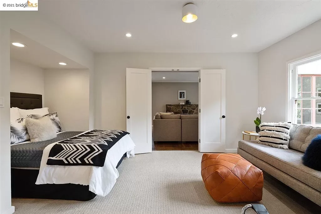 Our team of professional painters repaired the drywall on the ceiling and applied a coat of paint to the ceiling, the walls, and the trim to this guest bedroom located in the Oakland Hills.