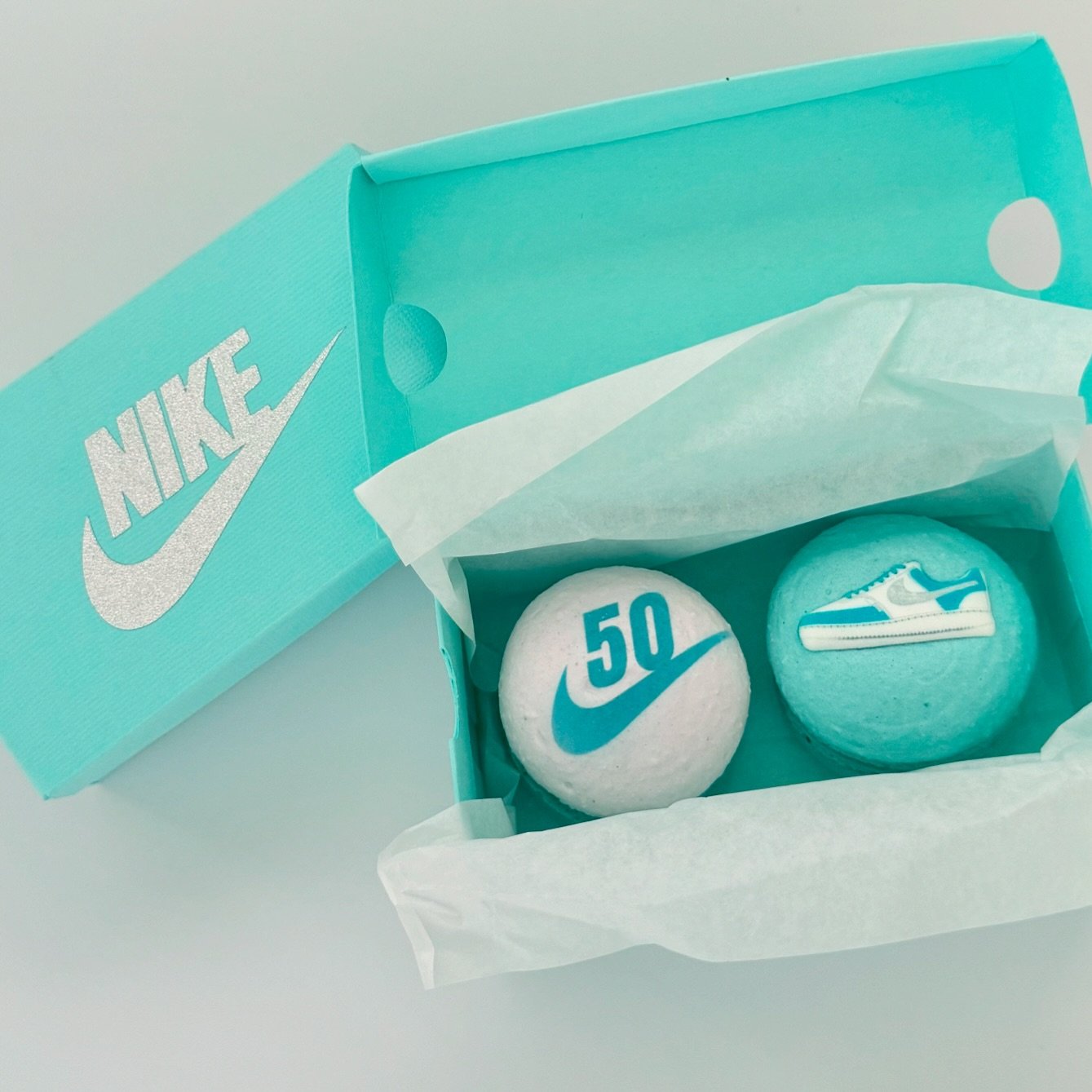 You gotta go all out for your birthday and celebrate you!!

These 50th birthday favors are a perfect way to do that 👌🏽👟

#birthday #sneakerhead #macaronfavors #nike