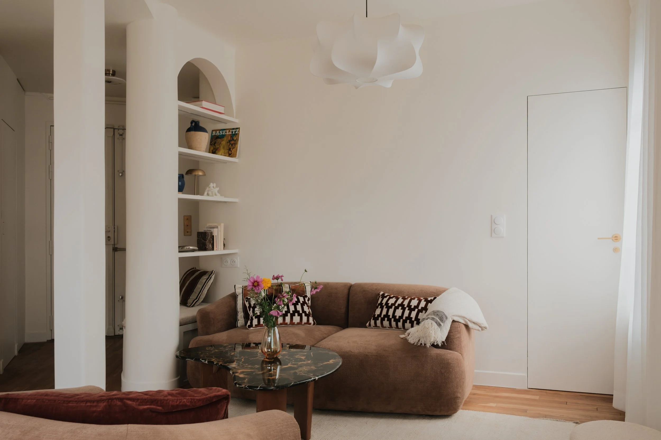 Salon moderne avec canapé et bibliothèque arrondie
