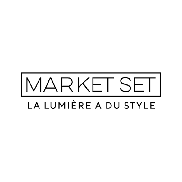 Logo noir avec le texte 'Market Set' et la phrase 'La lumière du style' en dessous.