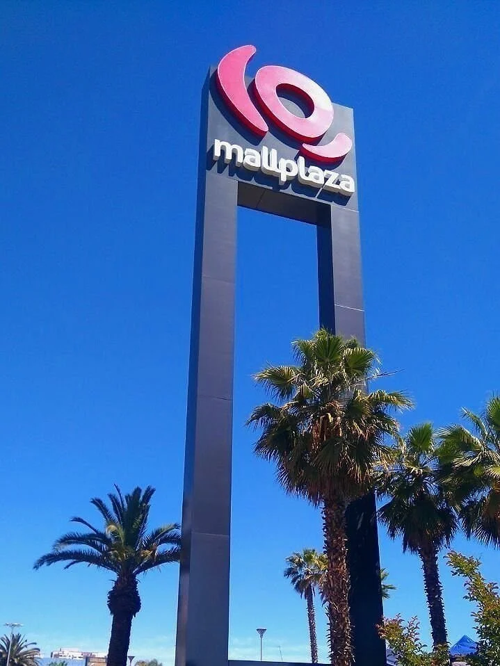 letrero-mall-plaza-oeste-cielo-azul-palmeras-alcaino.jpg