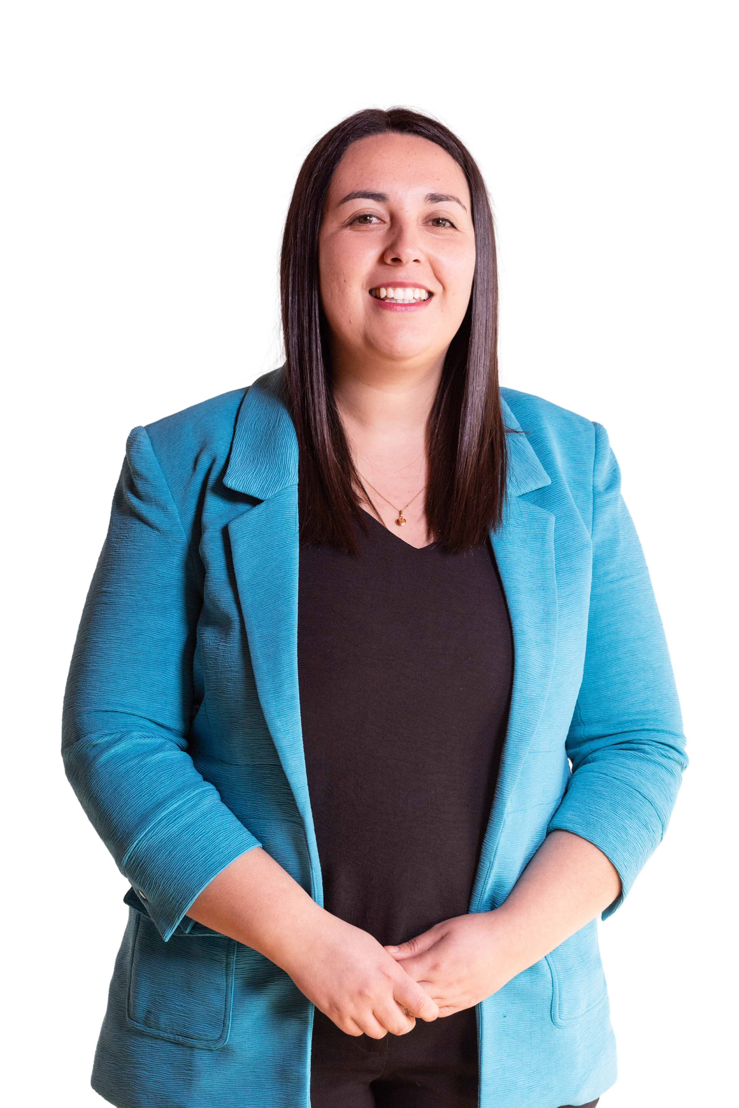 Mujer de cabello castaño oscuro, sonriendo y vestida con saco azul y blusa negra.