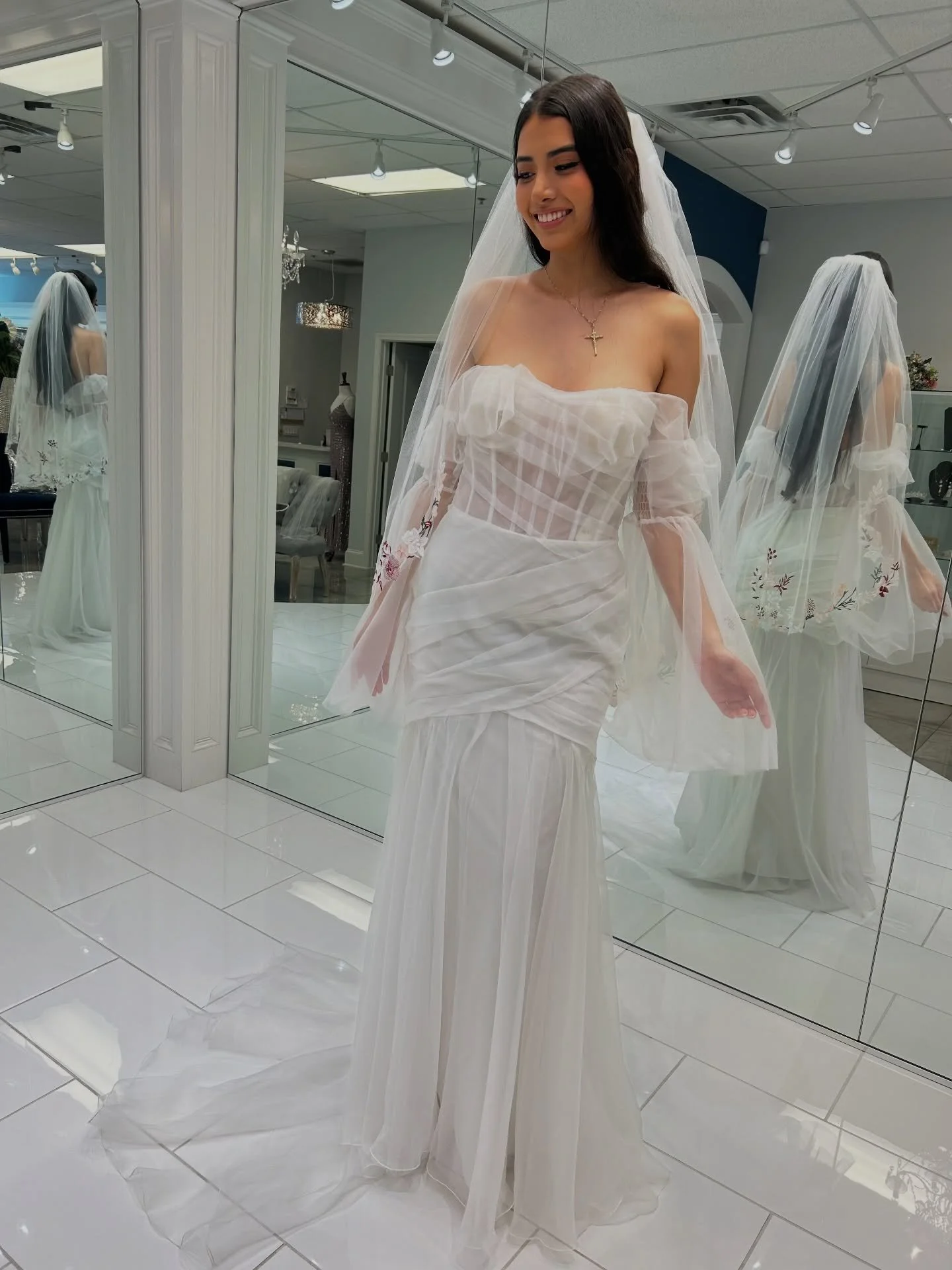 This dream chiffon mermaid gown is serving simple yet elegant ✨ an those sleeves we are obsessed 🤩 Pair it with a colorful veil to make your bridal look pop 💖
.
.
.
#nataliesbridalsbybb #weddingdress #bridalboutique #mermaid #veil