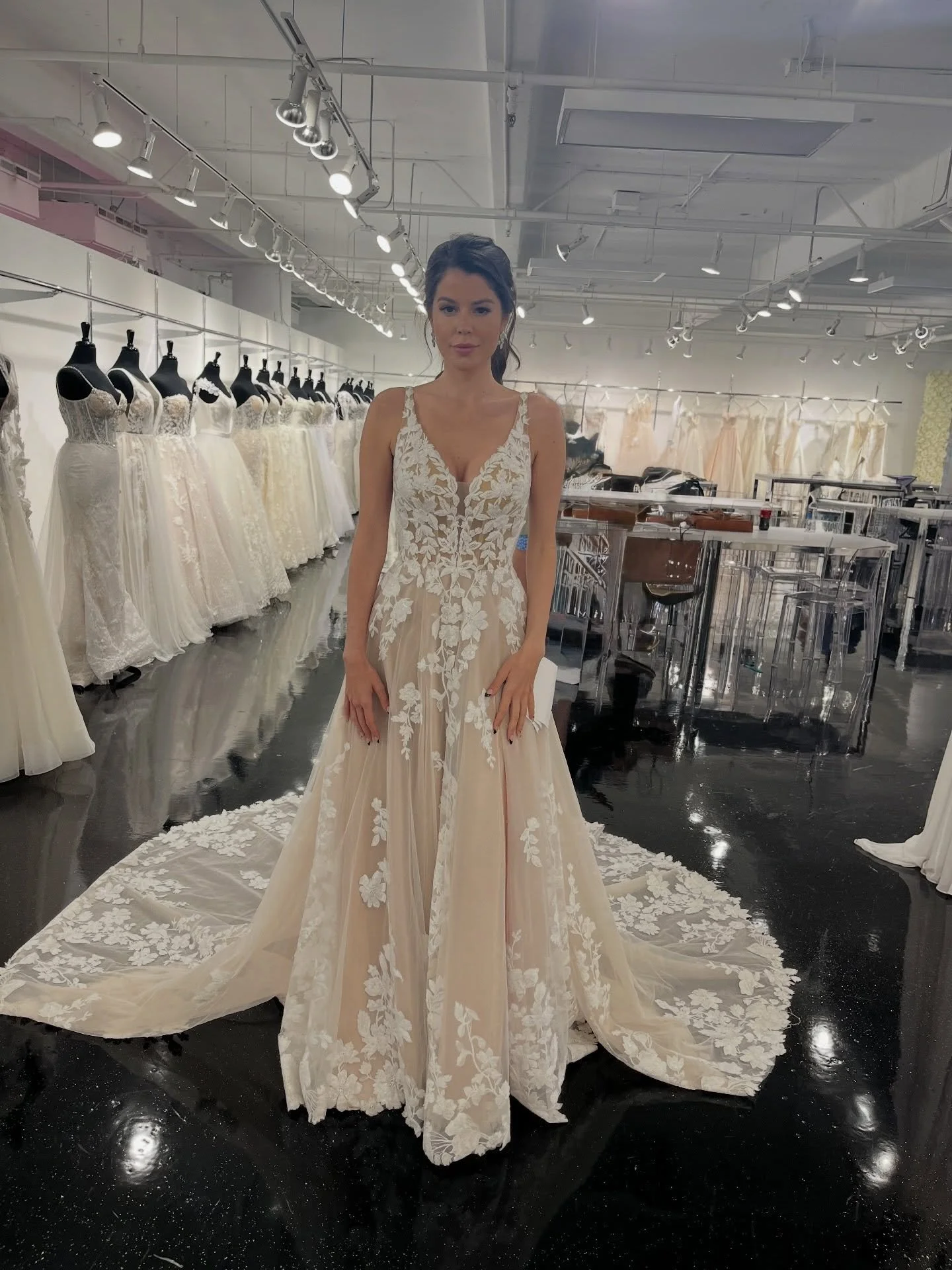 Take a glimpse of this gorgeous modern A-line wedding dress with floral lace and that slit 🤩 In store available in the color Ivory in a size 12 🤭 
.
.
.
#weddingdress #bride #bridetobride #aline #bridalboutique