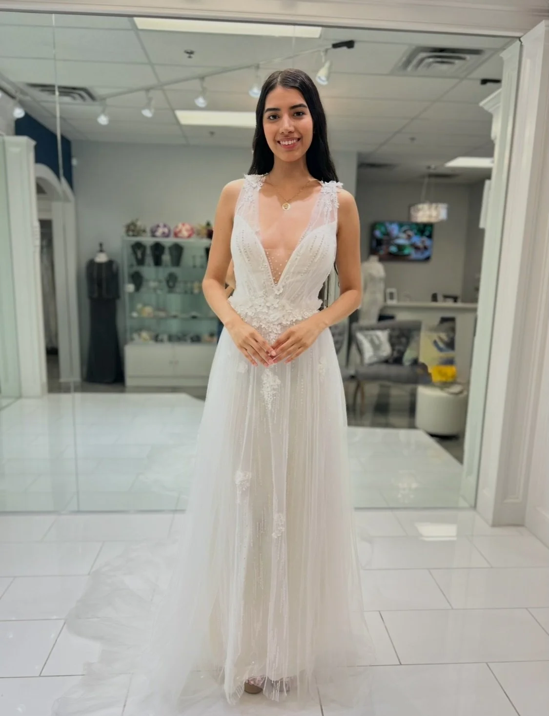 Proof that soft lace, 3D florals, and a little shimmer can absolutely steal the show 🌸✨ This wedding is romantic, effortless, and full of those unexpected details brides fall for 🤭 
.
.
.
#nataliesbridalsbybb #weddingdress #bride #bridalboutique #a
