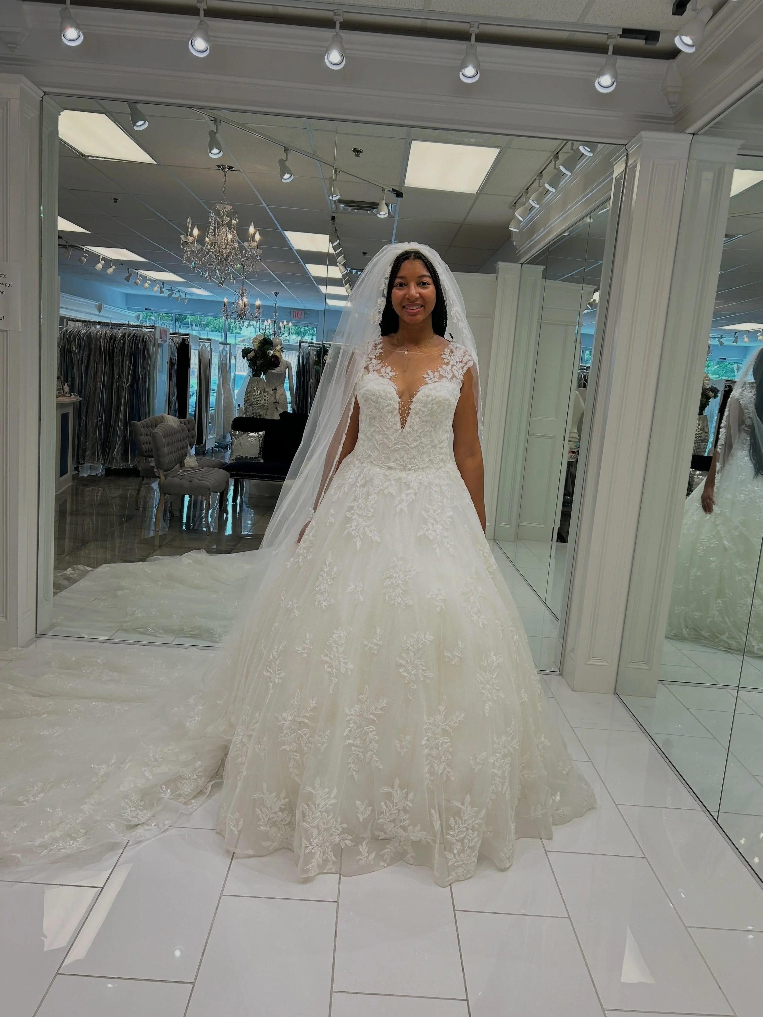From sparkling tulle to the glimmering beaded lace, this gown was made for the bride who wants her moment 🥰 Cap sleeves, sweetheart neckline, and illusion button back? Absolutely stunning 😍💕 Ready to fall in love in person? Book your bridal appoin