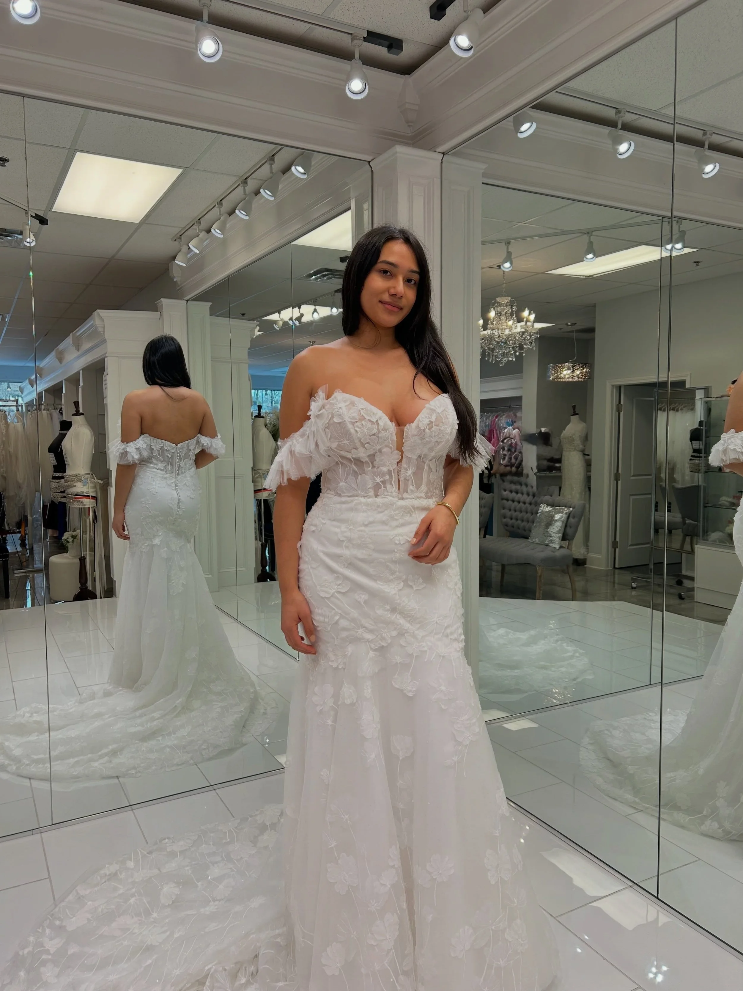 Whimsical mermaid energy with a little fairycore twist 🧚🏼&zwj;♀️✨ This mermaid wedding dress is serving romance from every angle 😍 From the structured corset bodice and sweetheart neckline to the beautiful 3D floral details over sparkle tulle 🤩
.