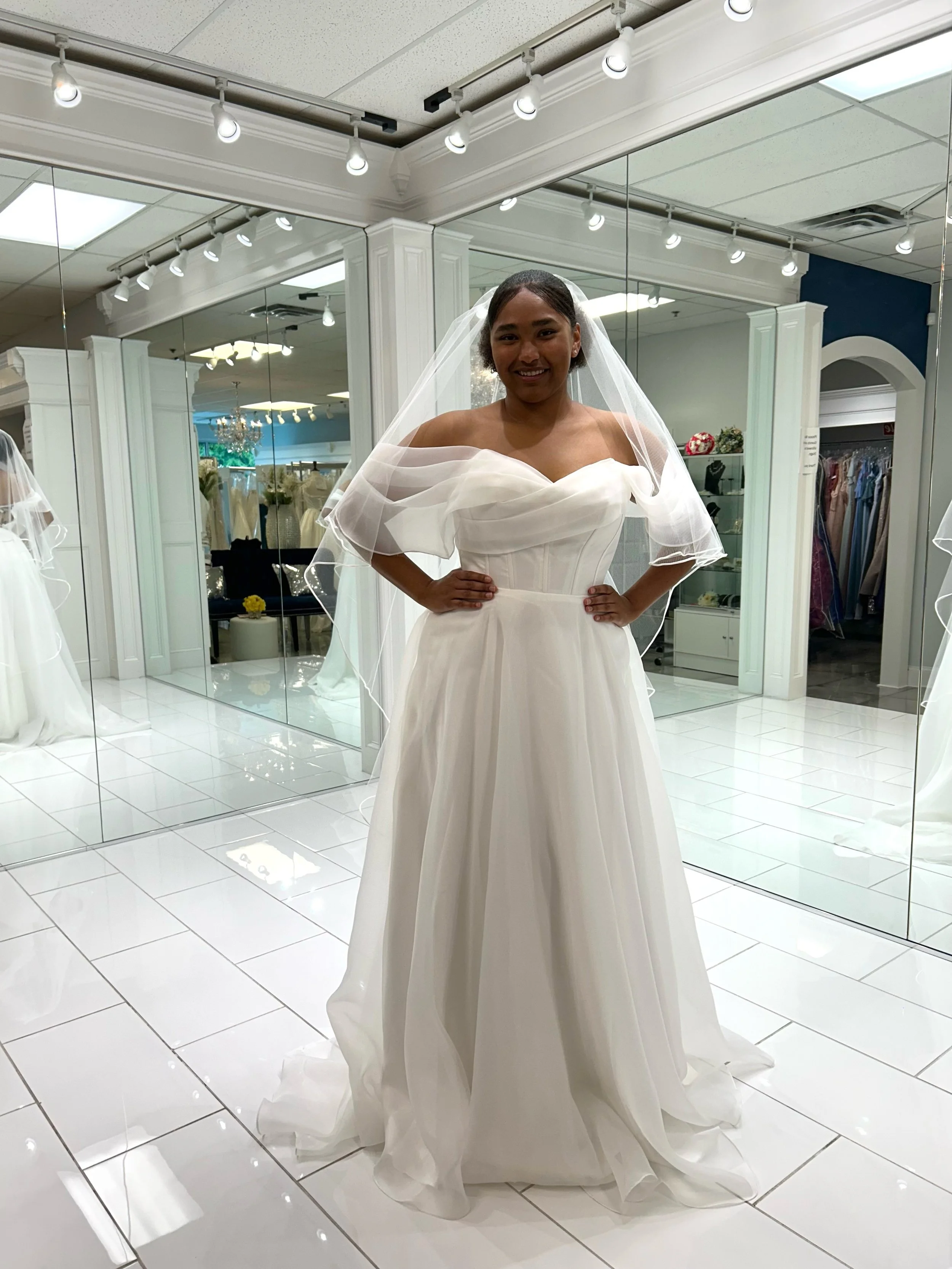 One wedding dress, three veils.. and suddenly the decision gets a whole lot harder 😫🤍 Which veil is calling your name? Satin edge with a blusher? Colorful lace? Or the peal beaded edge?
Swipe through for a close up of each veil! 🥰
.
.
.
#nataliesb