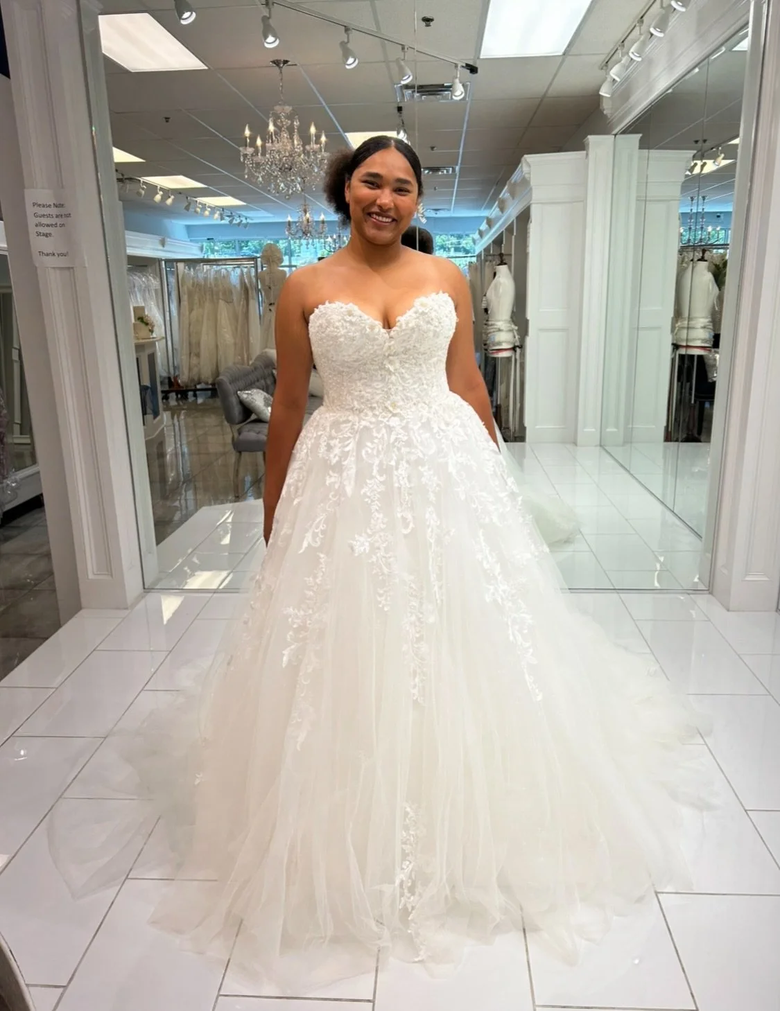 This dreamy ball gown combines a classic strapless neckline with shimmering tulle and romantic lace details that are impossible not to fall in love with 😍💖 Would you say yes to this sparkly beauty ☺️?
.
.
.
#nataliesbridalsbybb #weddingdress #ballg