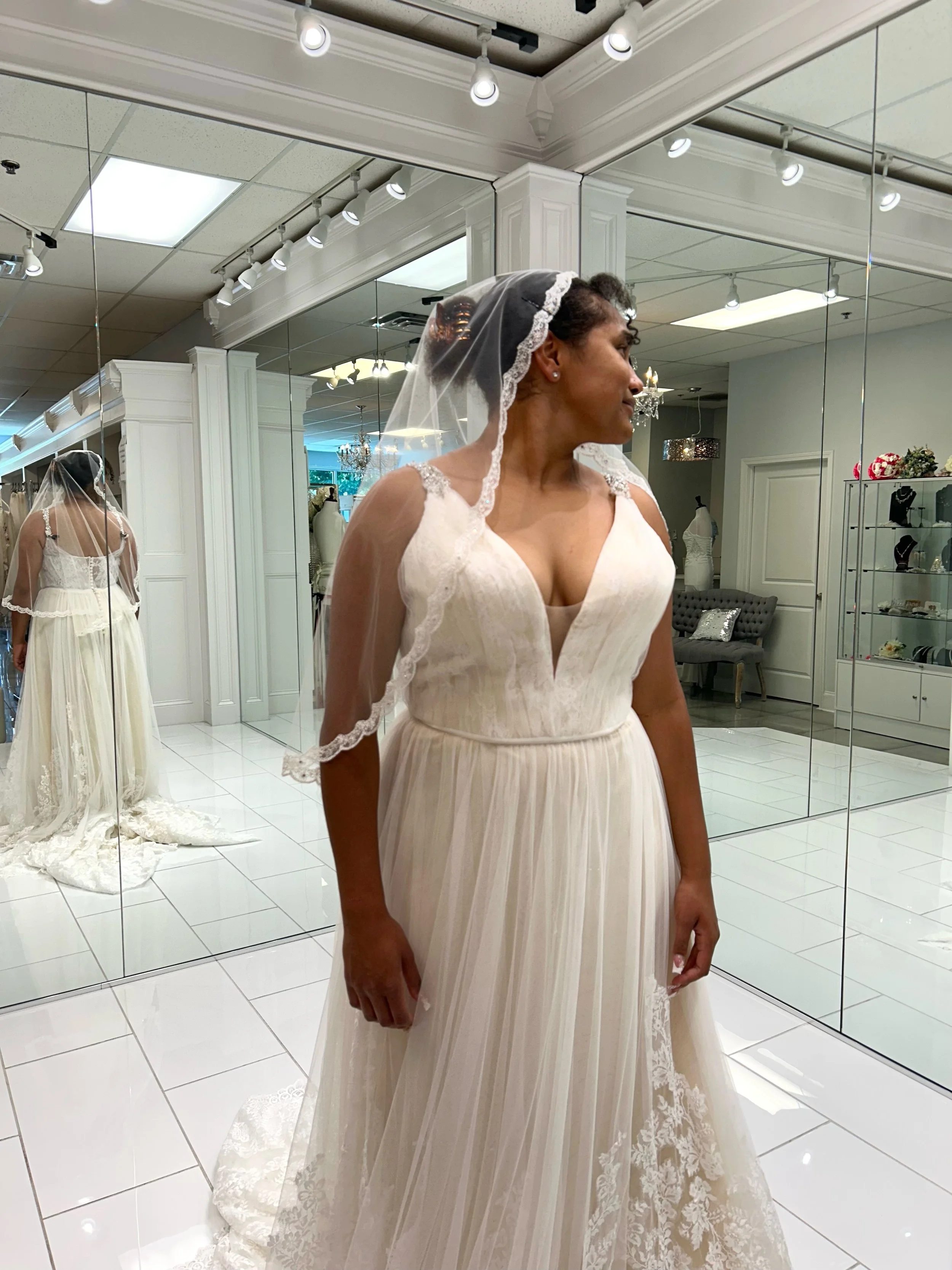 Sometimes dresses don&rsquo;t need extra sparkle.. just beautiful lace and the perfect veil 🥰💕
.
.
.
#nataliesbridalsbybb #weddingdress #veil #weddingdressinspiration #bridalshop