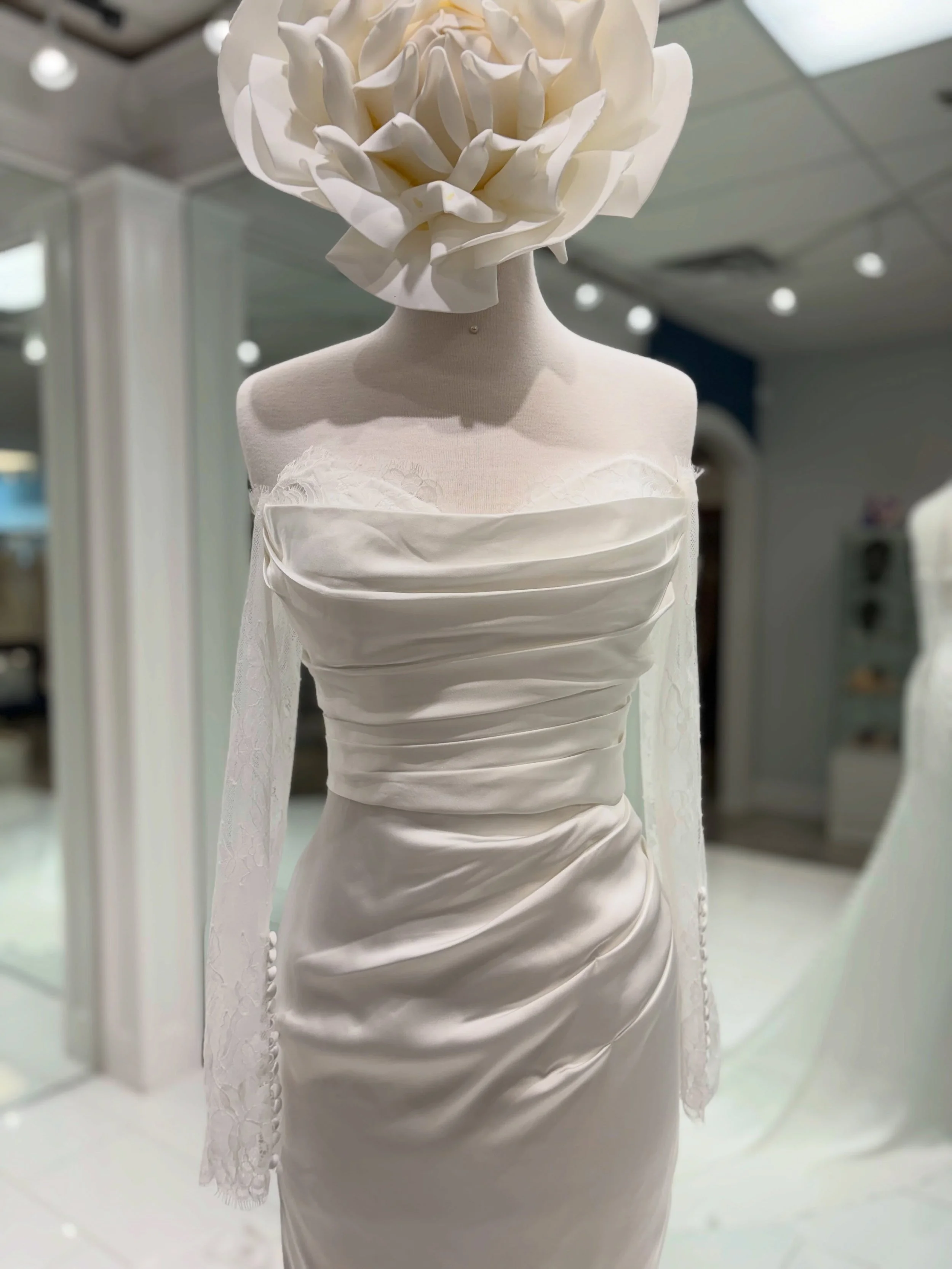 From the romantic sweetheart neckline to delicate lace details and removable sleeves, this gown was made for the bride who wants timeless elegance with a modern touch 🤍✨ Book your appointment today and see if this is the one you&rsquo;ve been waitin