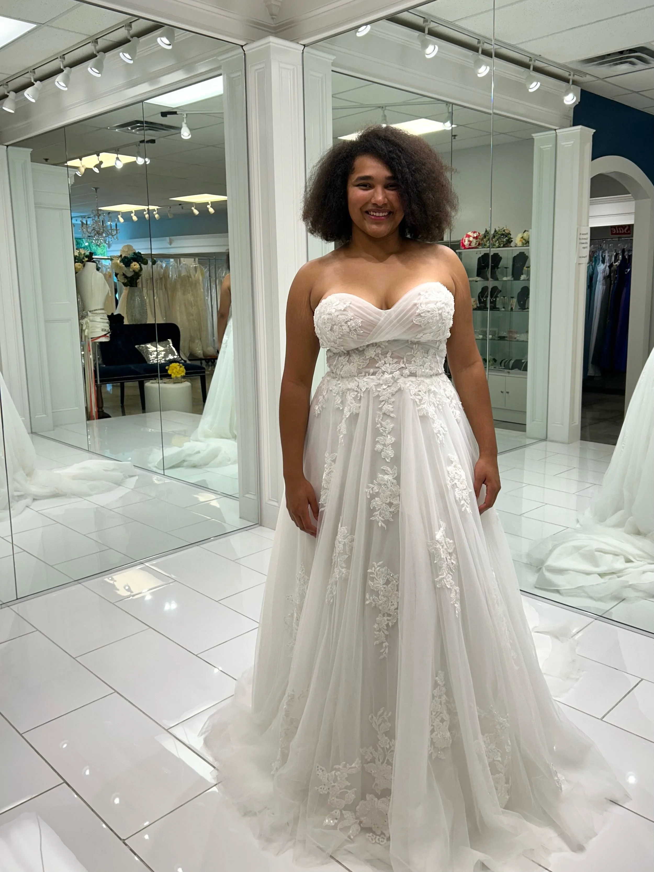 If you&rsquo;re looking for a romantic look, this is for YOU 😉 Sparkling lace appliqu&eacute;s, sweet heart neckline, soft and flowy tulle that was made to glide down the aisle ☁️✨ Don&rsquo;t wait any longer because your dream dress is waiting at N