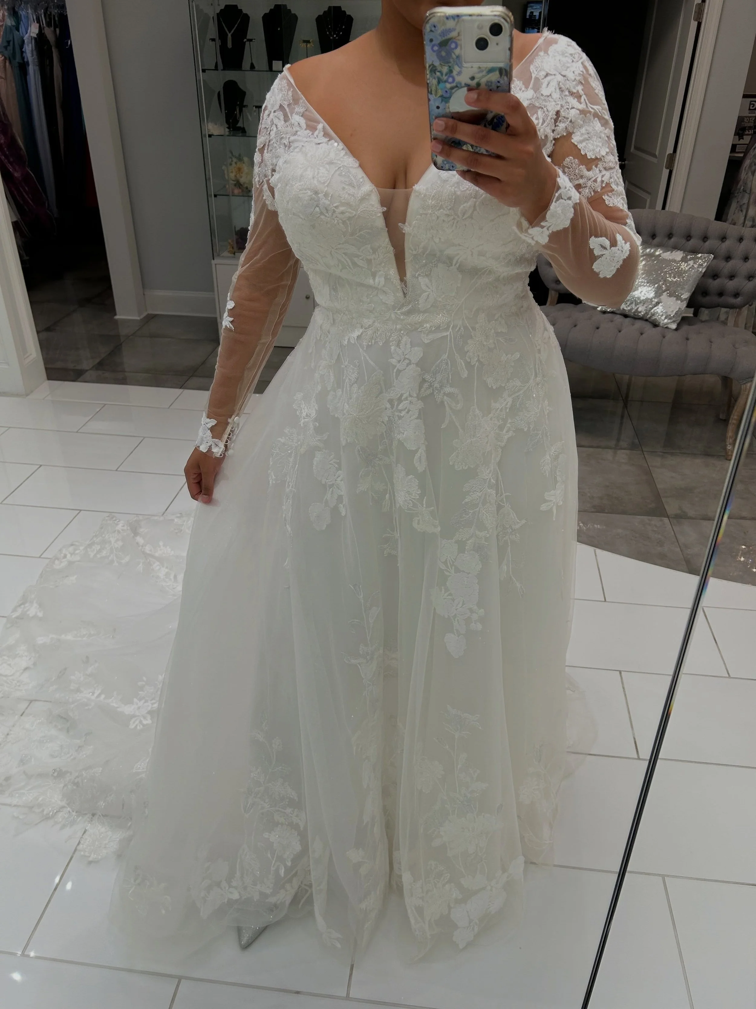 A little lace, a lot of love, and a mirror selfie worth falling for 🤍✨ This romantic A-line beauty is giving all the happily ever after feels 💐💍 Would you say yes to this dress 👀?
.
.
.
#nataliesbridalsbybb #weddingdress #bridalboutique #aline #b