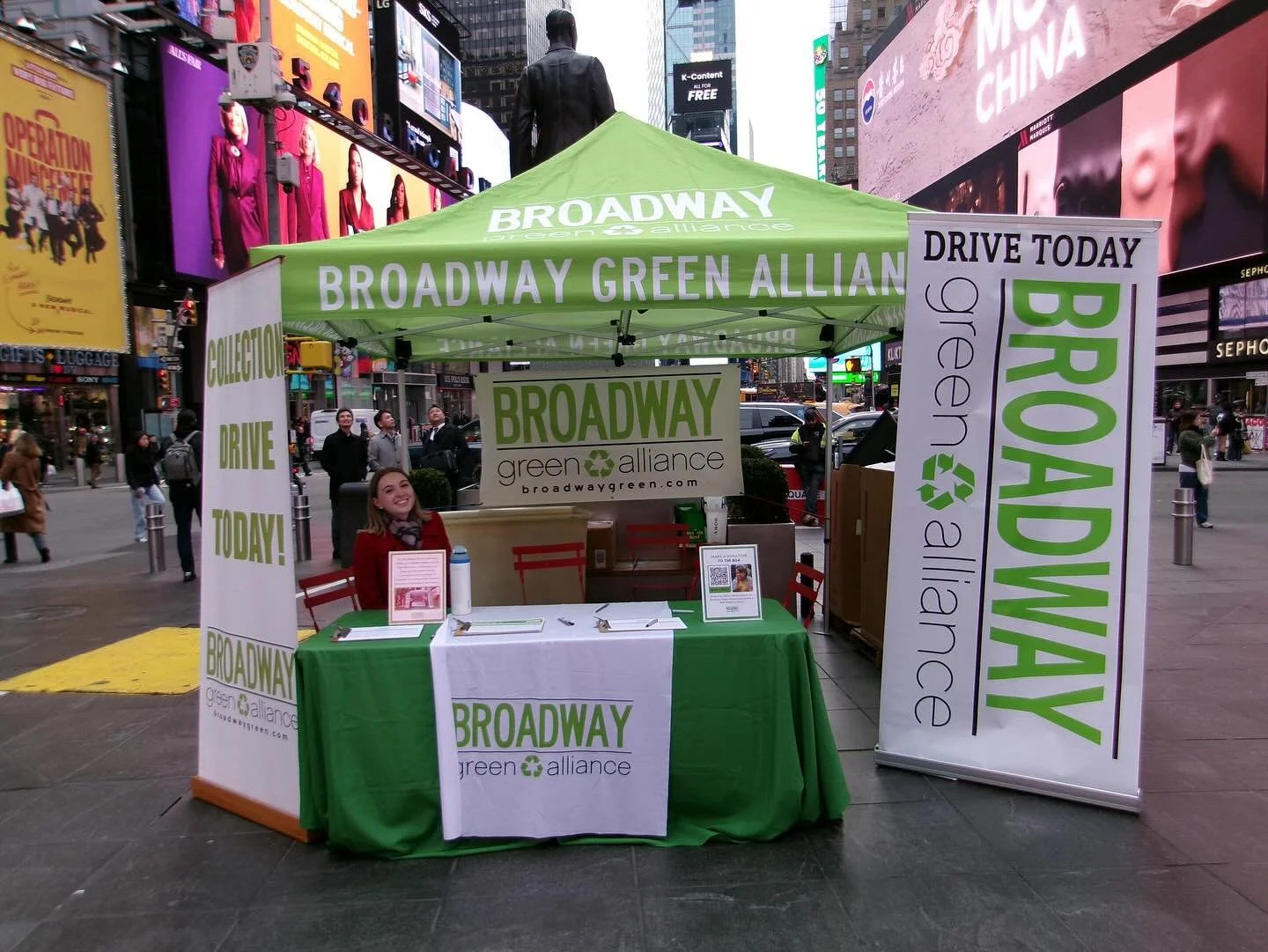 spent the afternoon yesterday in Times Square collecting E-Waste from Broadway shows and beyond!!♻️

so grateful to keep coming back to the heart of the city for this amazing organization (swipe for some pics from our last visit to the square!)💚🌎 @