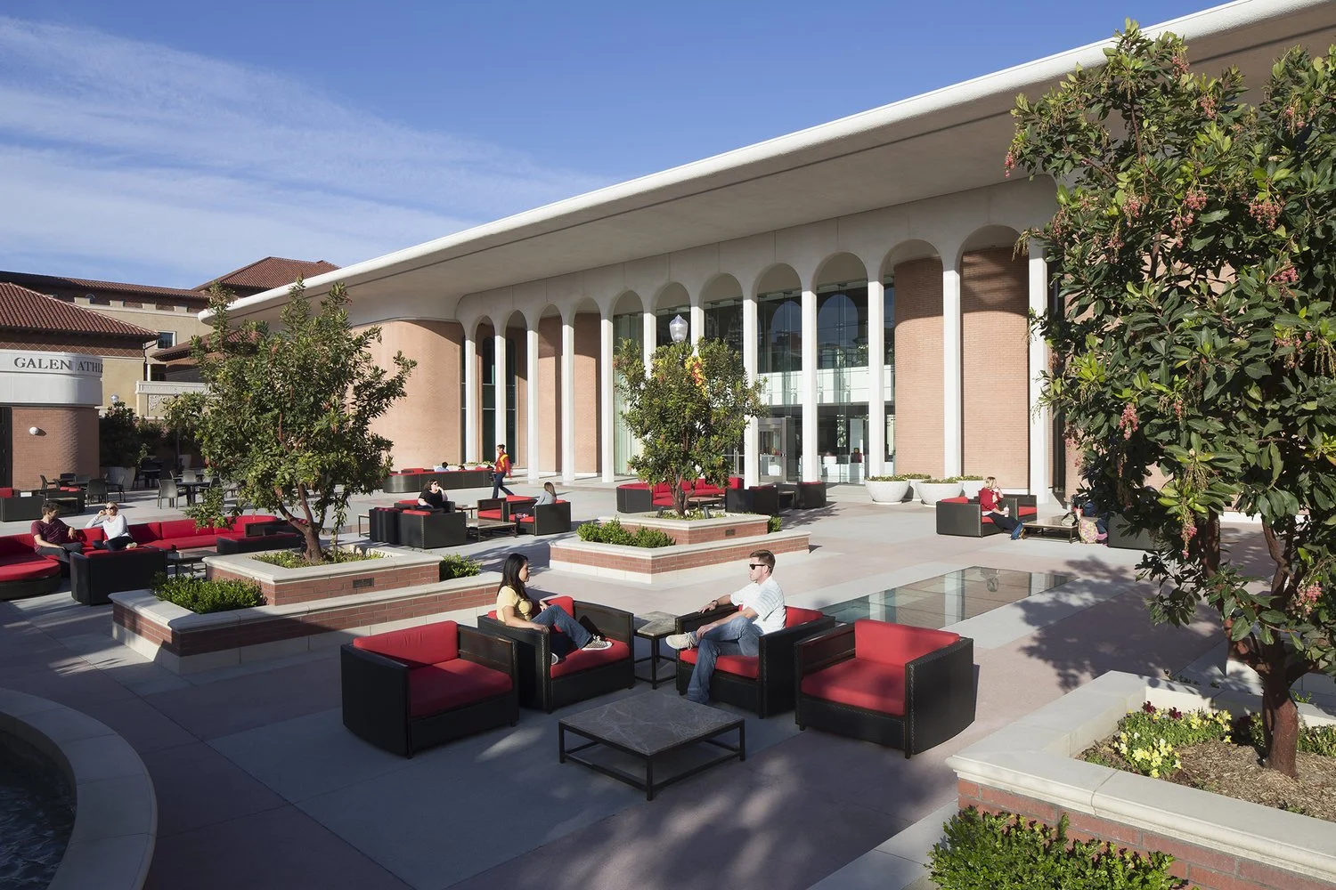 Exterior+Courtyard+with+people_sm.jpg