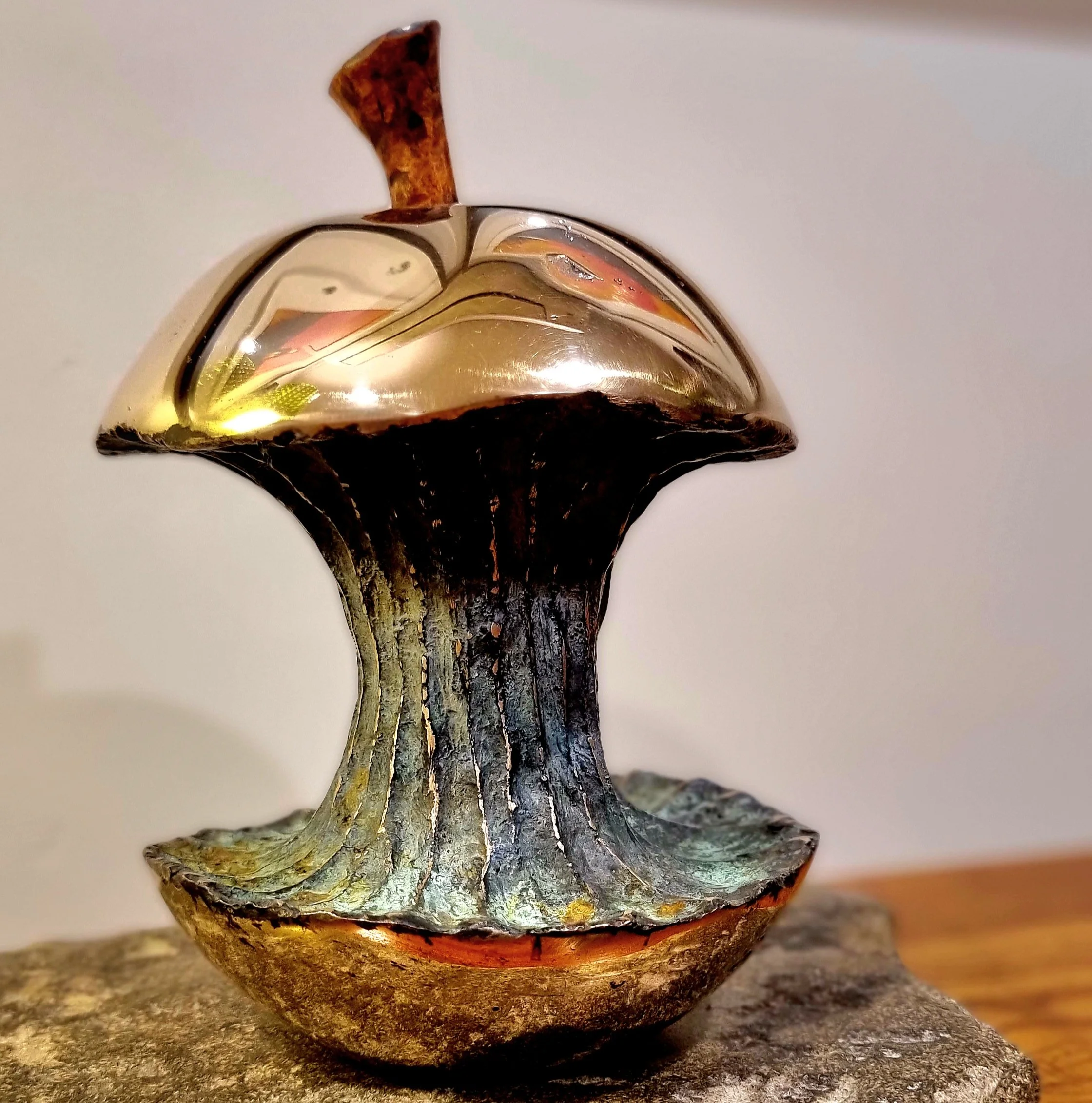  Newton’s Lunch  | 2002
Bronze | 250×150mm