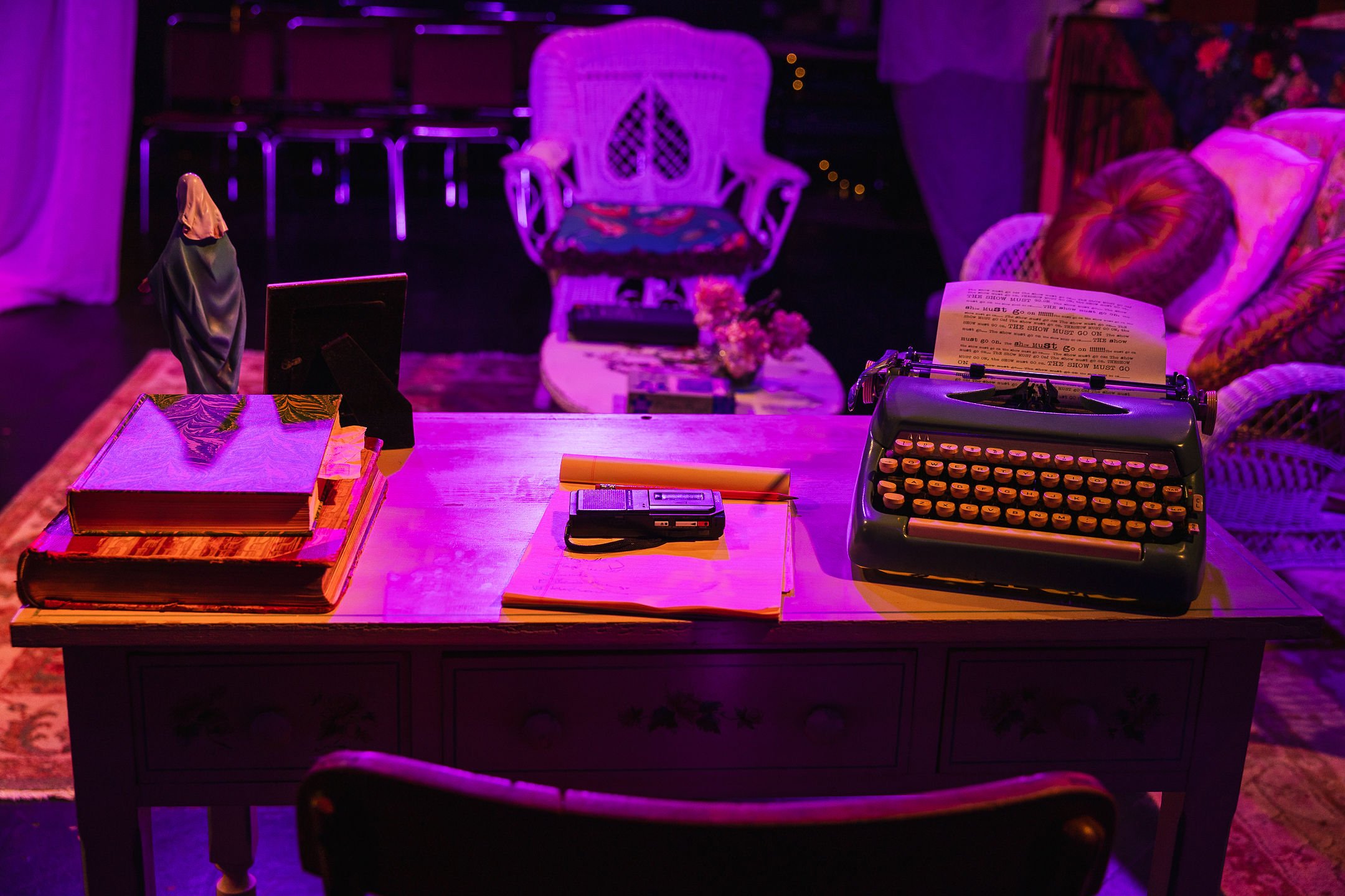 Set Design + Props: Tiago Rodrigues
Photo by Marisa Lenardson