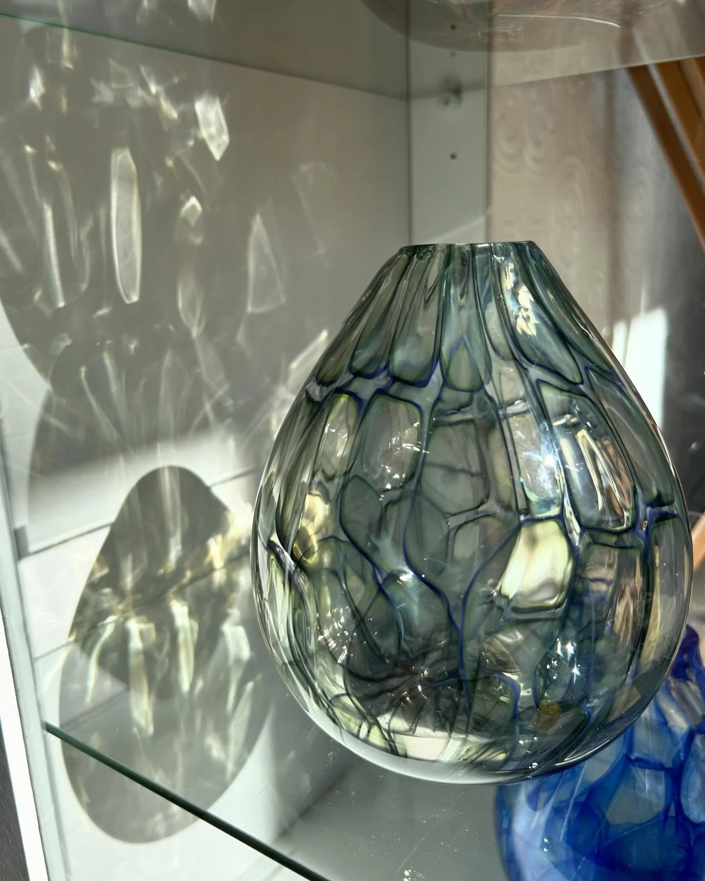 I&rsquo;ve been working this morning arranging some of my murrine vessels but I keep getting distracted by the patterns the glass makes as the light come through it.
#blownglass #murrine #blownglassvessel #colouredglass #glassreflections