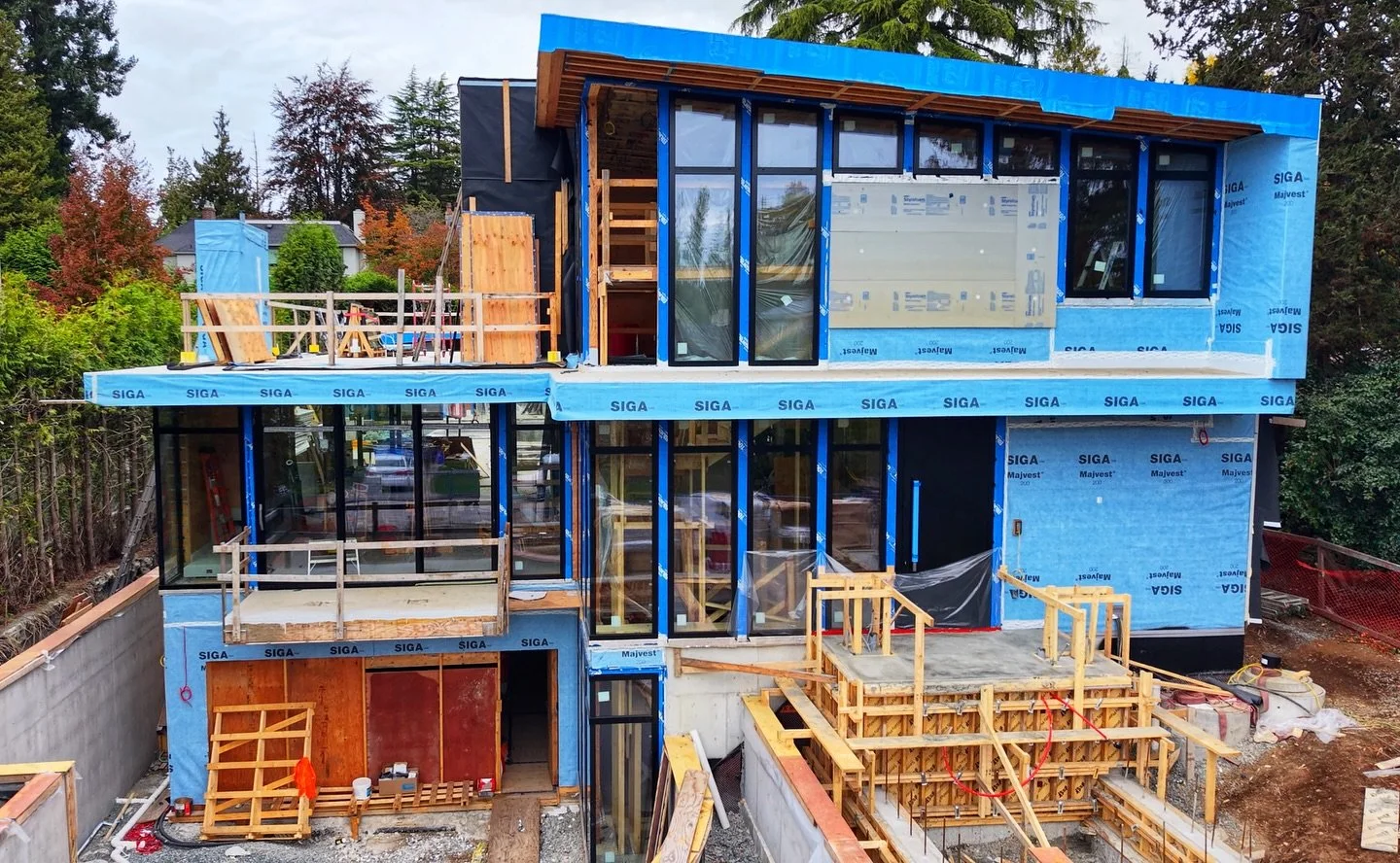 Let there be light! ☀️ been an absolute pleasure working on this build!!!

#EagleViewGlass #EagleViewInstallations #Install #notyourtypicalbuildingexperience
#windows #doors #glass #glazin #residentialglass #highendhomes #windowideas #glassreplacemen