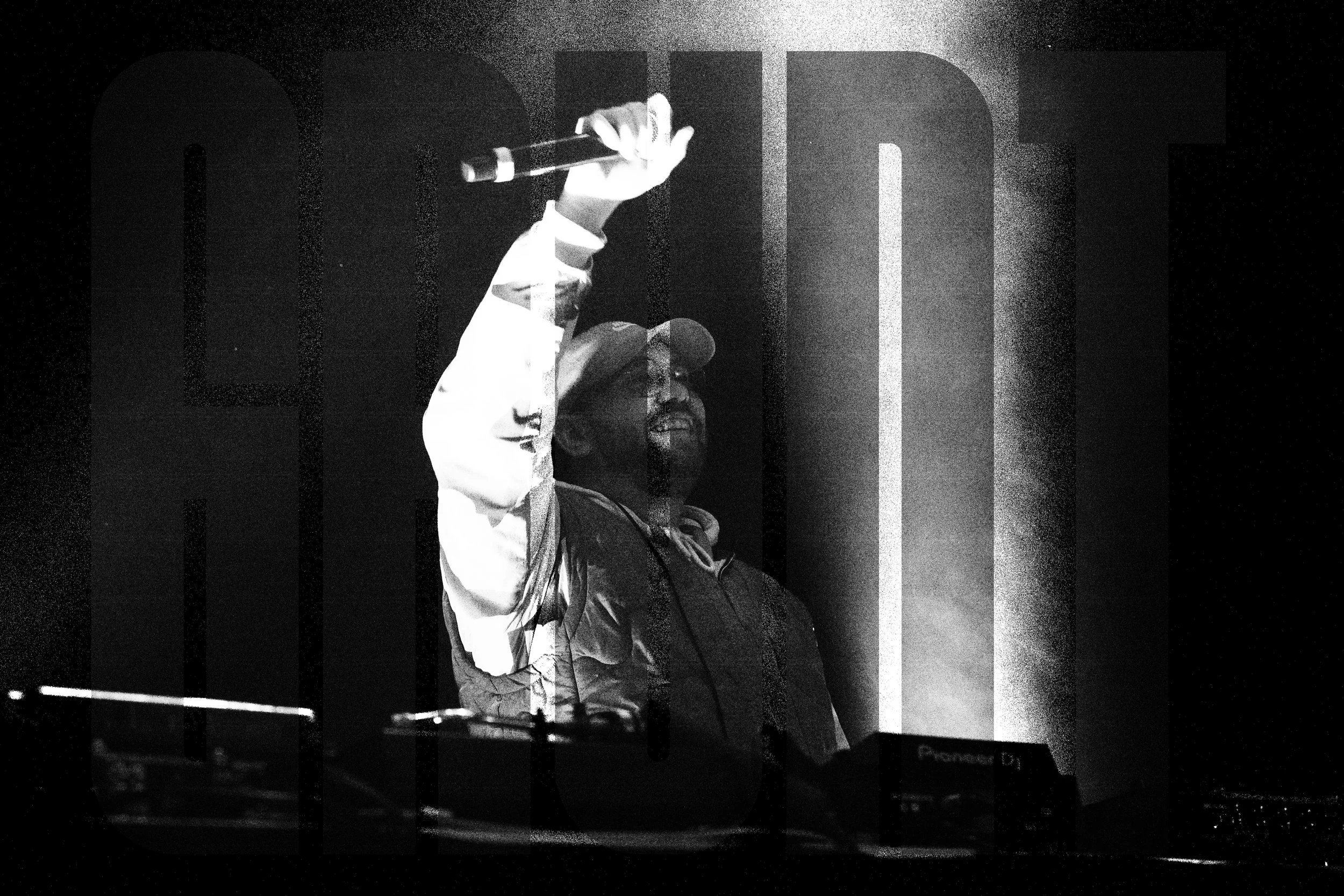 Un DJ joue avec un casque dans une ambiance sombre avec des sons et lumière, avec le mot 'LOUD' en arrière-plan.