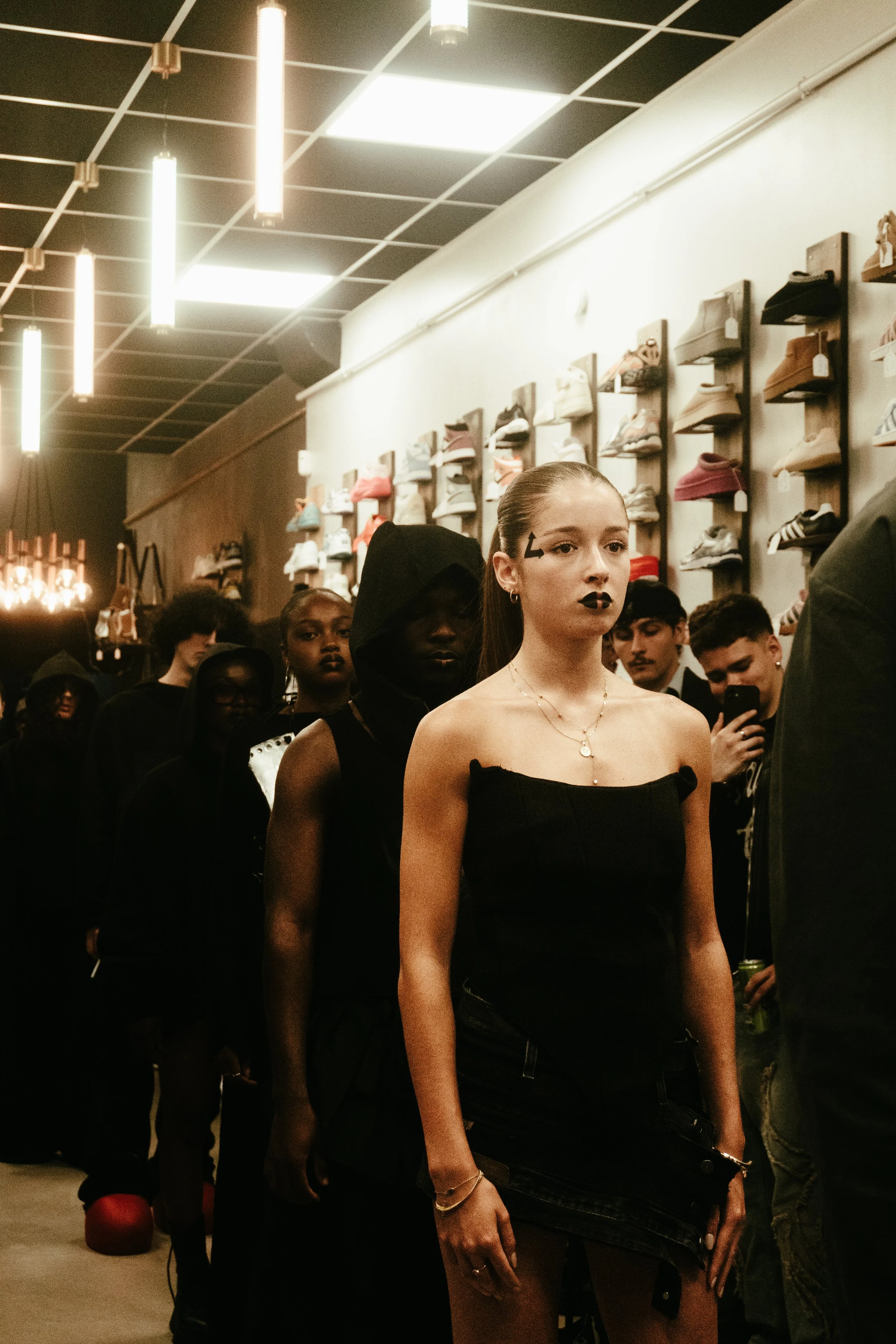 Groupe de jeunes personnes faisant la queue dans un magasin de chaussures