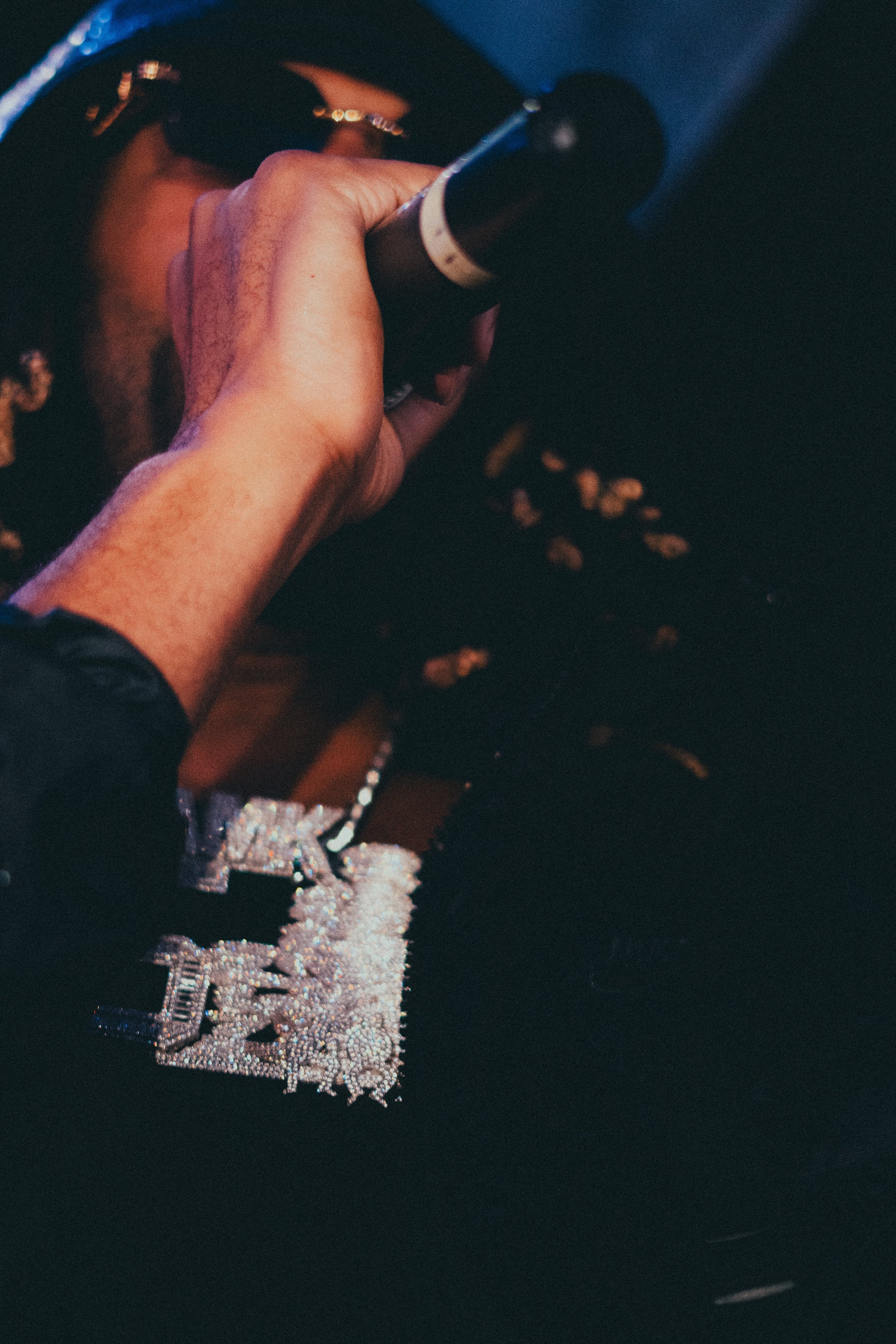 Une main manipulant une chaîne de bijoux en diamants.