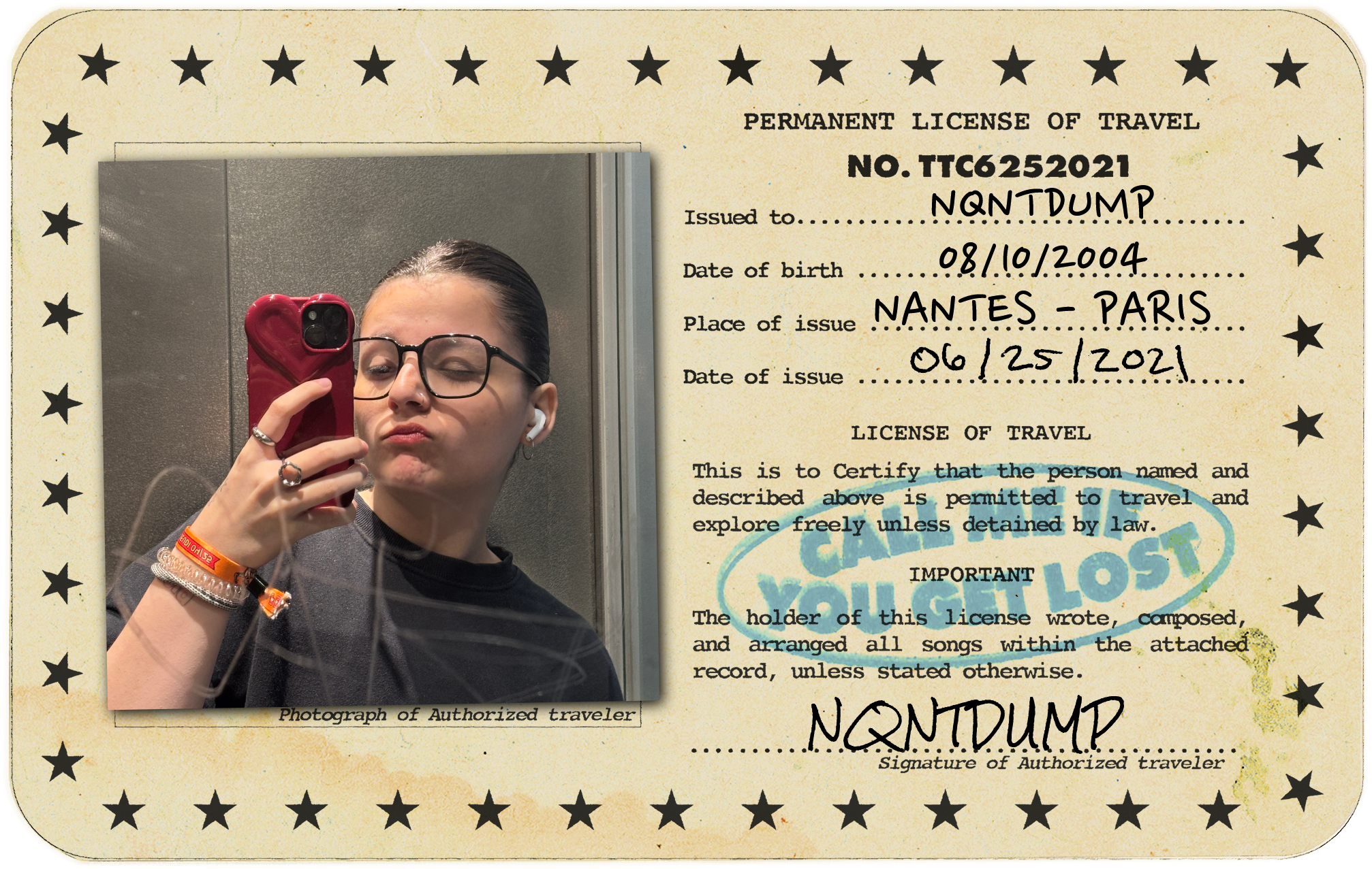 Une femme se prenant en selfie, portant des lunettes et des écouteurs, avec un faux passeport à côté montrant ses détails personnels et une photo d'elle-même.