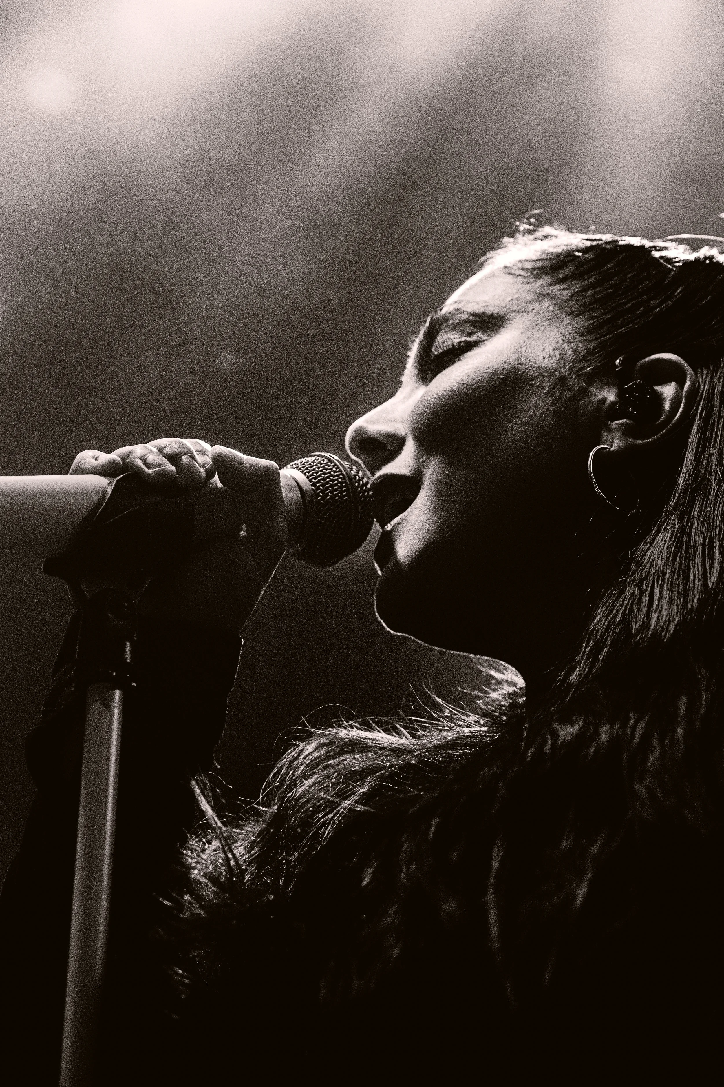 Une femme chante en tenant un microphone