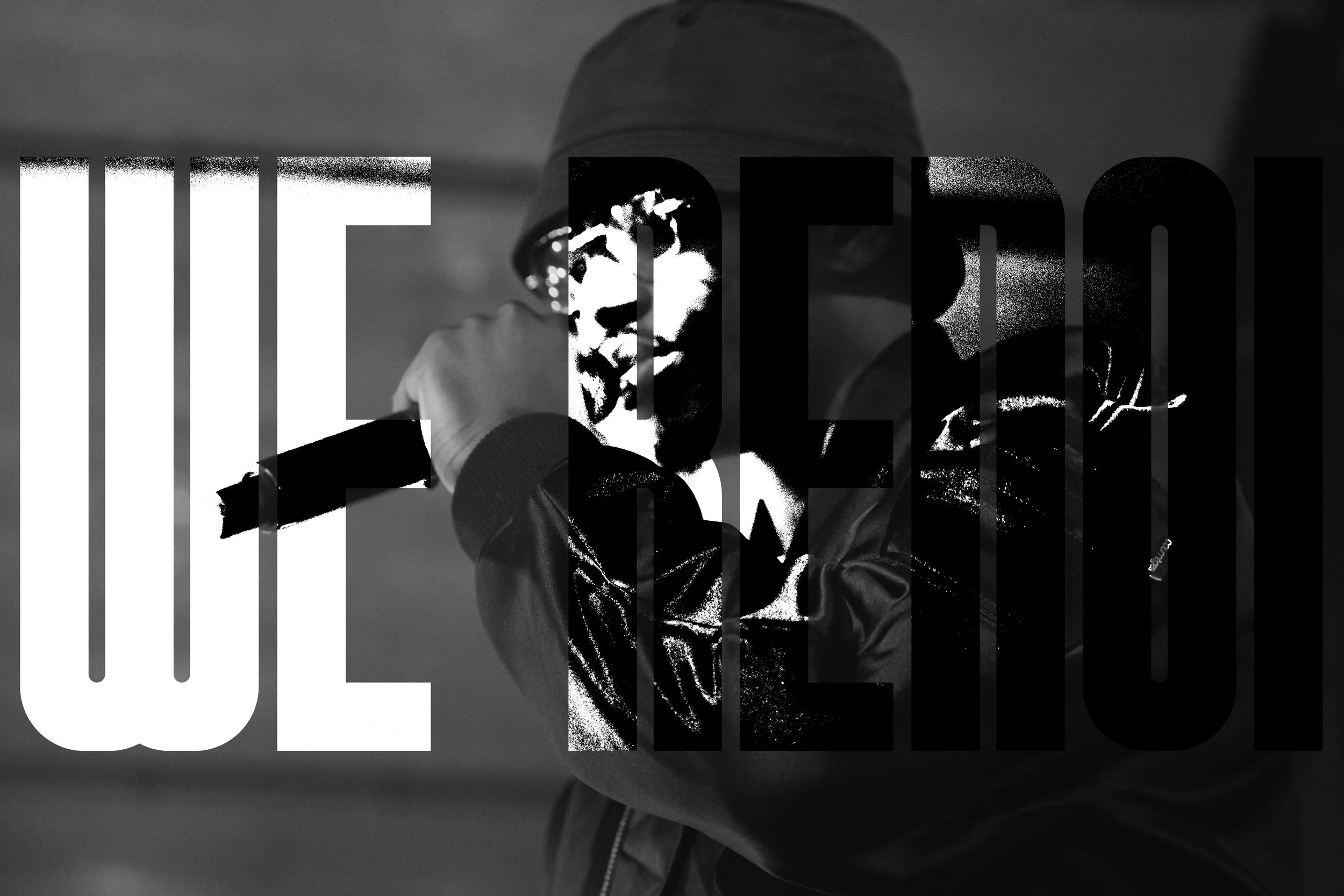 Un rappeur noir blanc portant une capuche, tenant un microphone, avec le texte 'WE READY' superposé en gros caractères