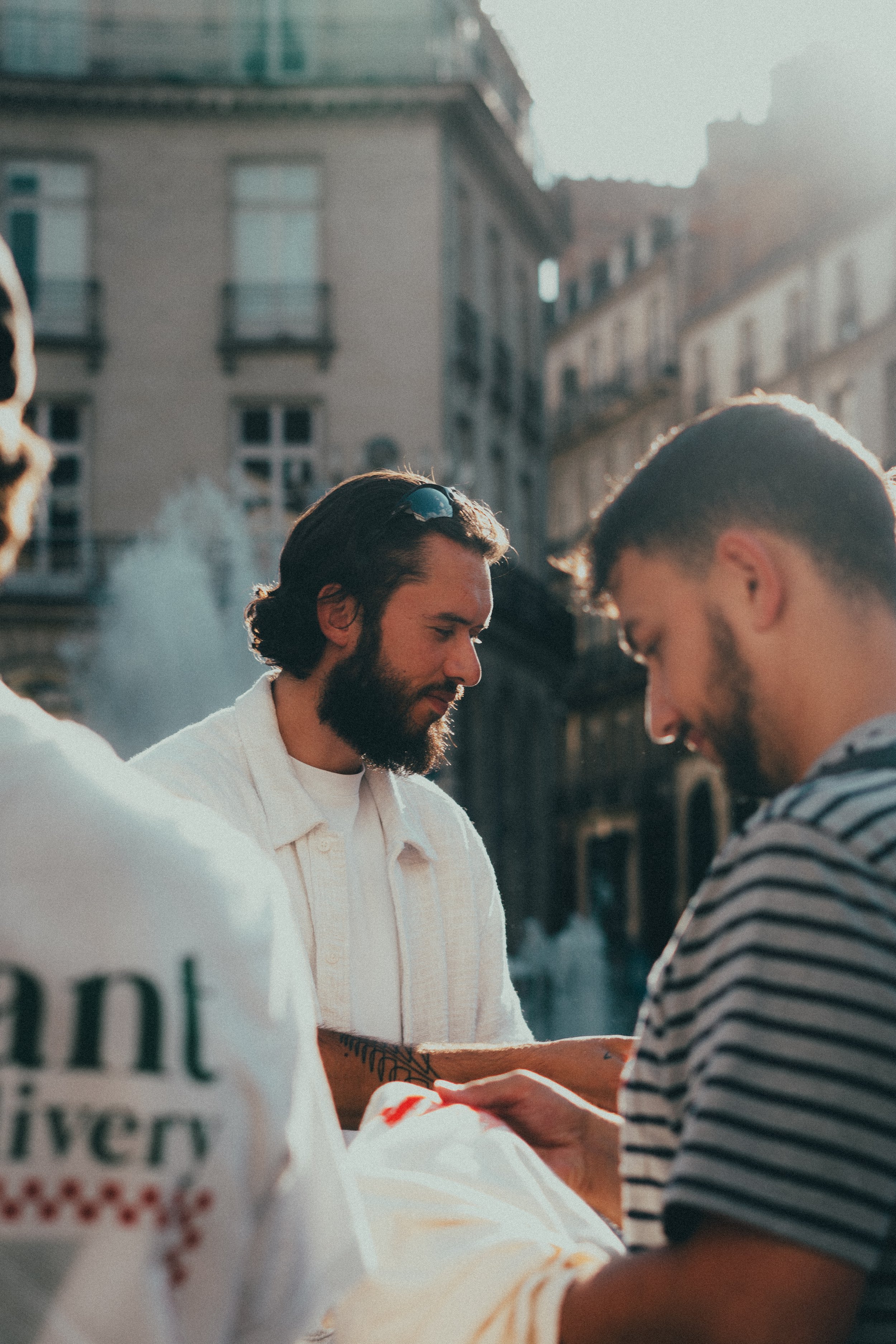 Groupe de personnes discutant en plein air dans une ville