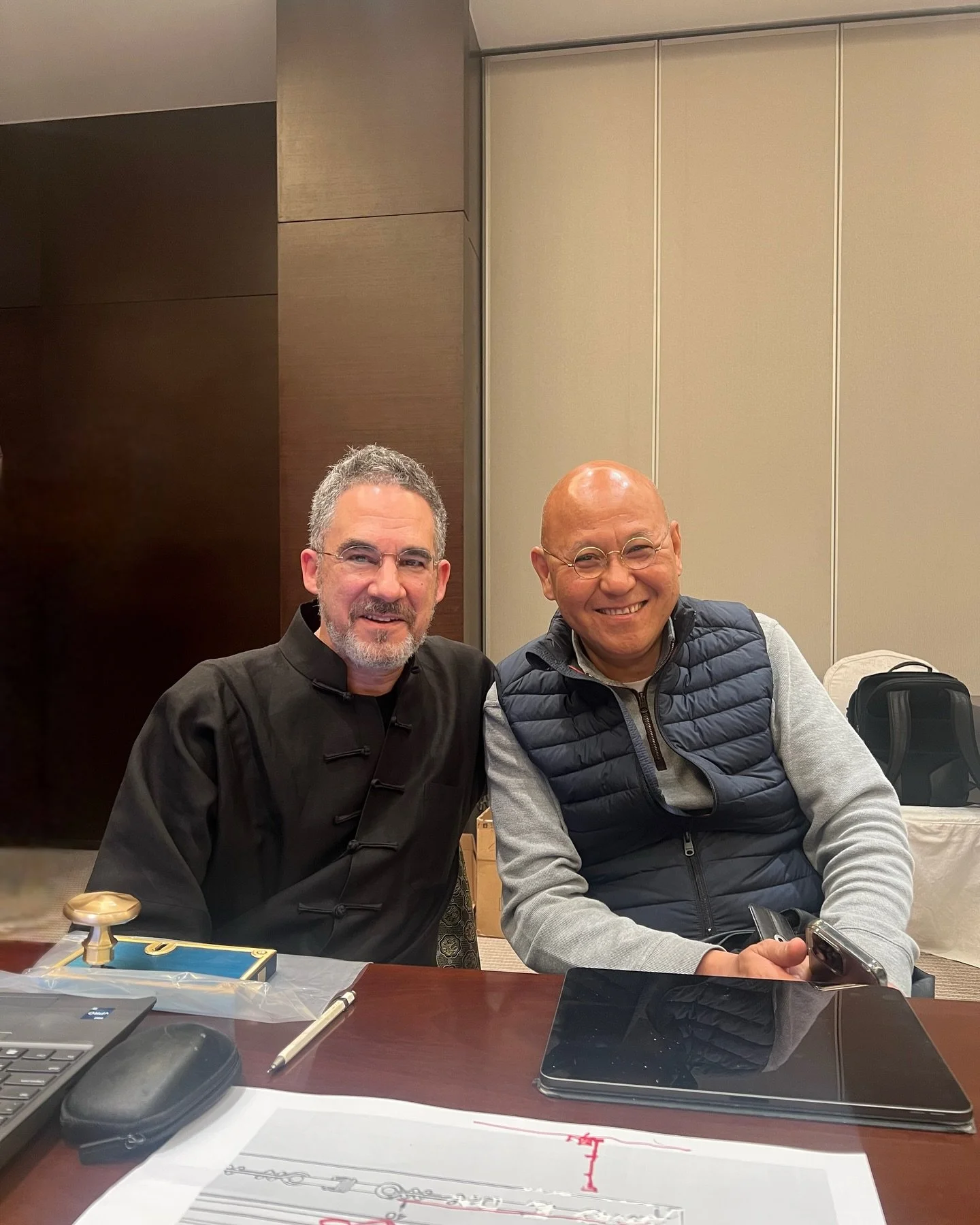 今天有幸与季裕棠老师会面，我们一起讨论了项目的技术细节。这次交流让我深刻感受到他在设计和工艺上的深厚造诣。我们深入探讨了如何将传统工艺与现代技术相结合，确保每一件作品不仅具有美学价值，还能在功能性上达到极致。期待未来能有更多合作交流的机会！
I had the pleasure of meeting with Mr. Ji Yutang Tony Ji today, where we discussed the technical details of the project. This con