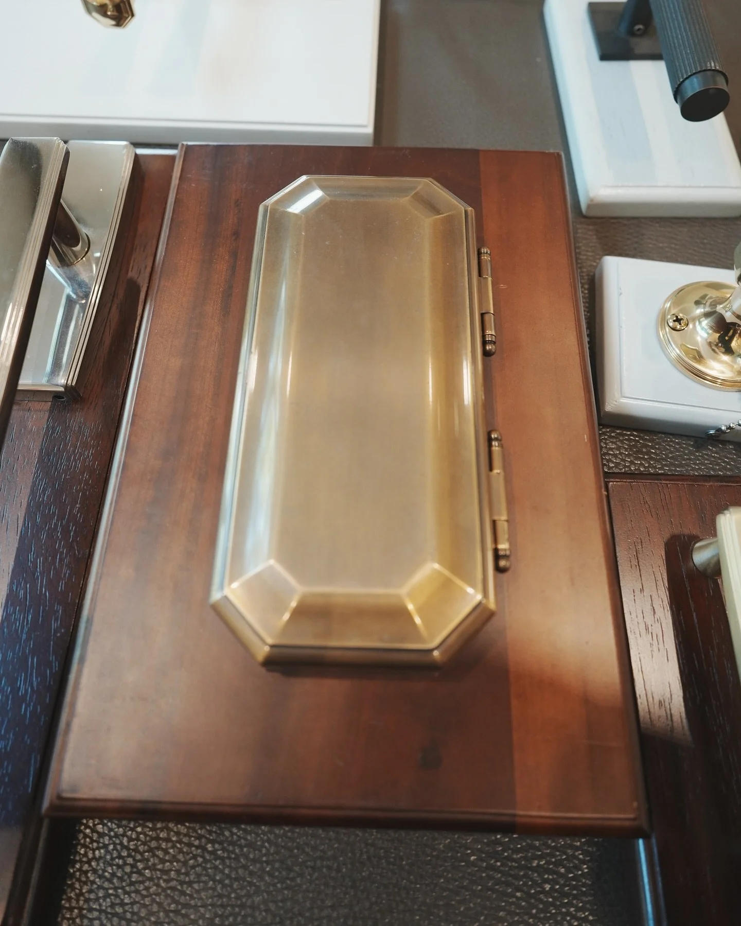 Electronic locks bring convenience but often lack harmony with home aesthetics. Morris Hardware&rsquo;s exclusive brass cover plate brings warmth and classic style to modern technology.

✨ Premium Brass, Refined Texture
Meticulously crafted with natu