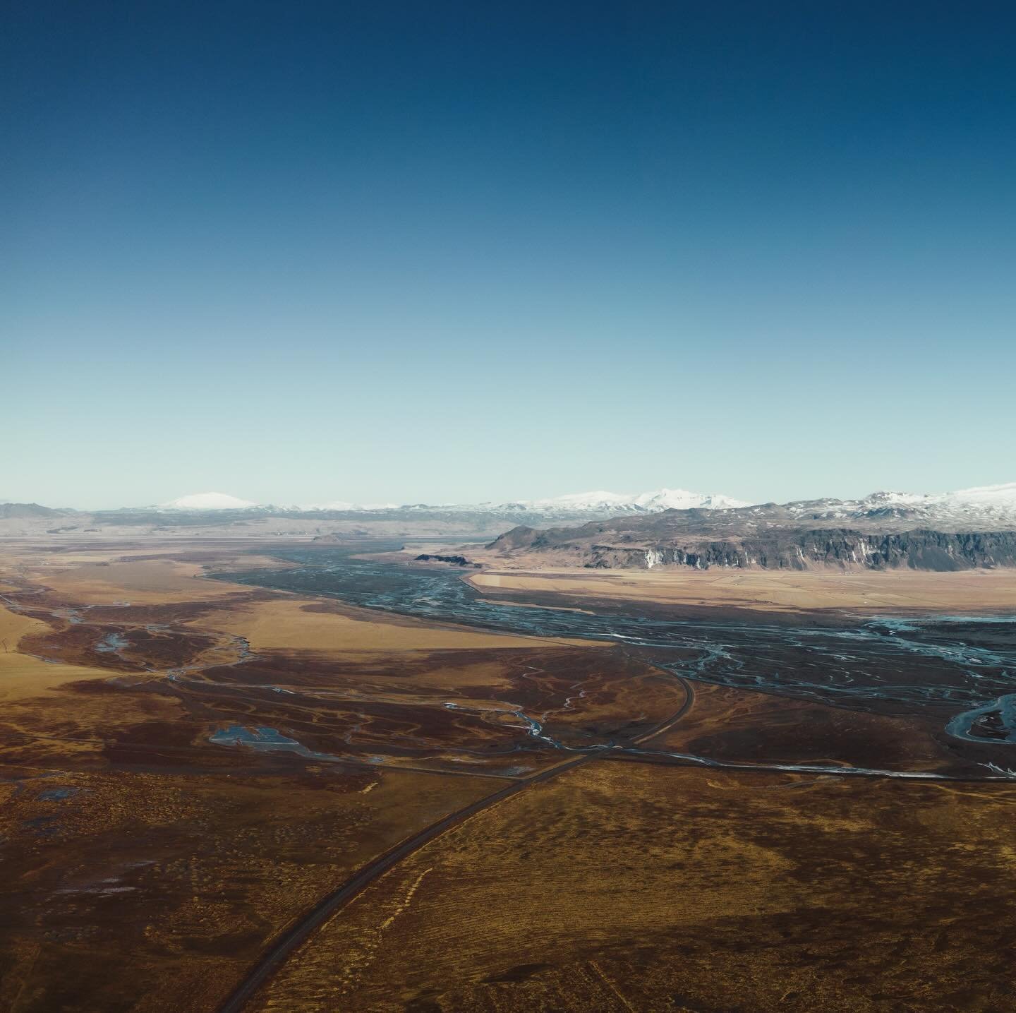 Winter is coming….
.
.
.
.
.
.
.
.
.
.
.
.
.
#yourshotphotographer #natgeo #naturephotography #nature #iceland #blacksandbeach #beach #dji