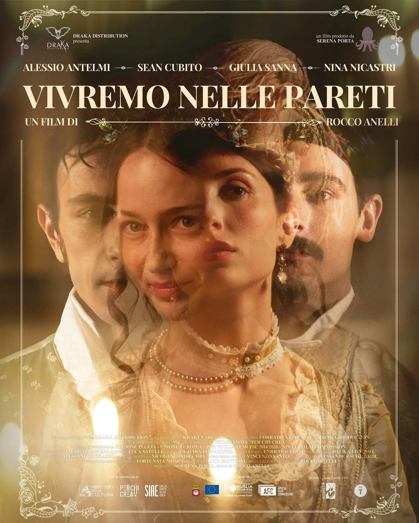 Sabato sera iconico 🕯️
Il poster di VIVREMO NELLE PARETI, scritto e diretto da @rocco.anelli 
Distribuito da @drakacinema e prodotto da Serena
Porta per @kraken_lab , con il sostegno di SIAE e MiC nell&rsquo;ambito del programma &ldquo;Per chi crea&