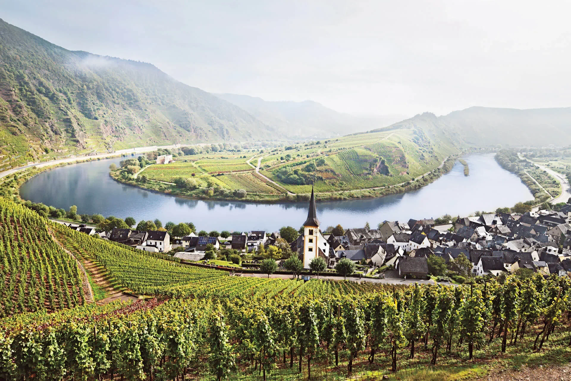 Modern_Mosel_E_Weinregionen_PhotoCredit_Deutsches_Weininstitut_1920x1280_R1.webp