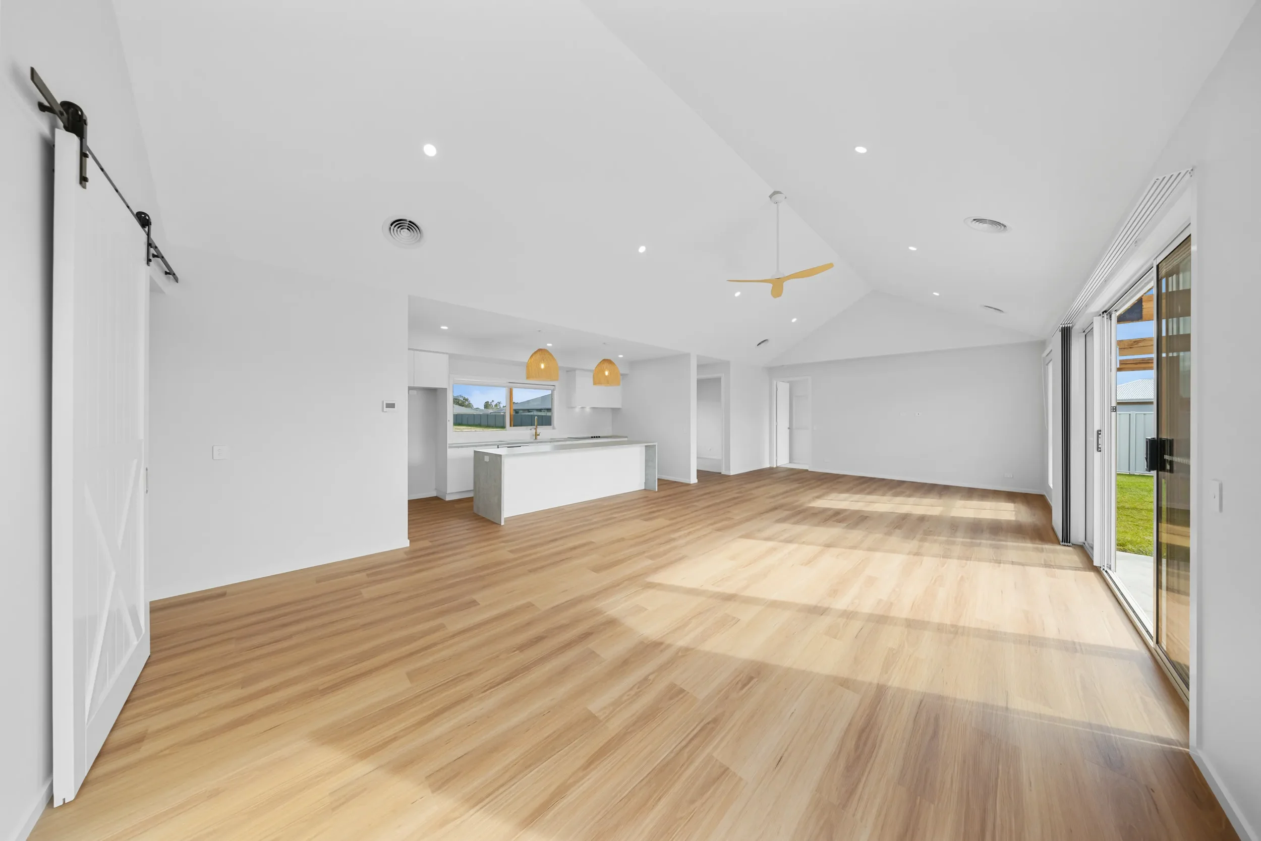 13 Fleming Street-ding kitchen lounge.webp